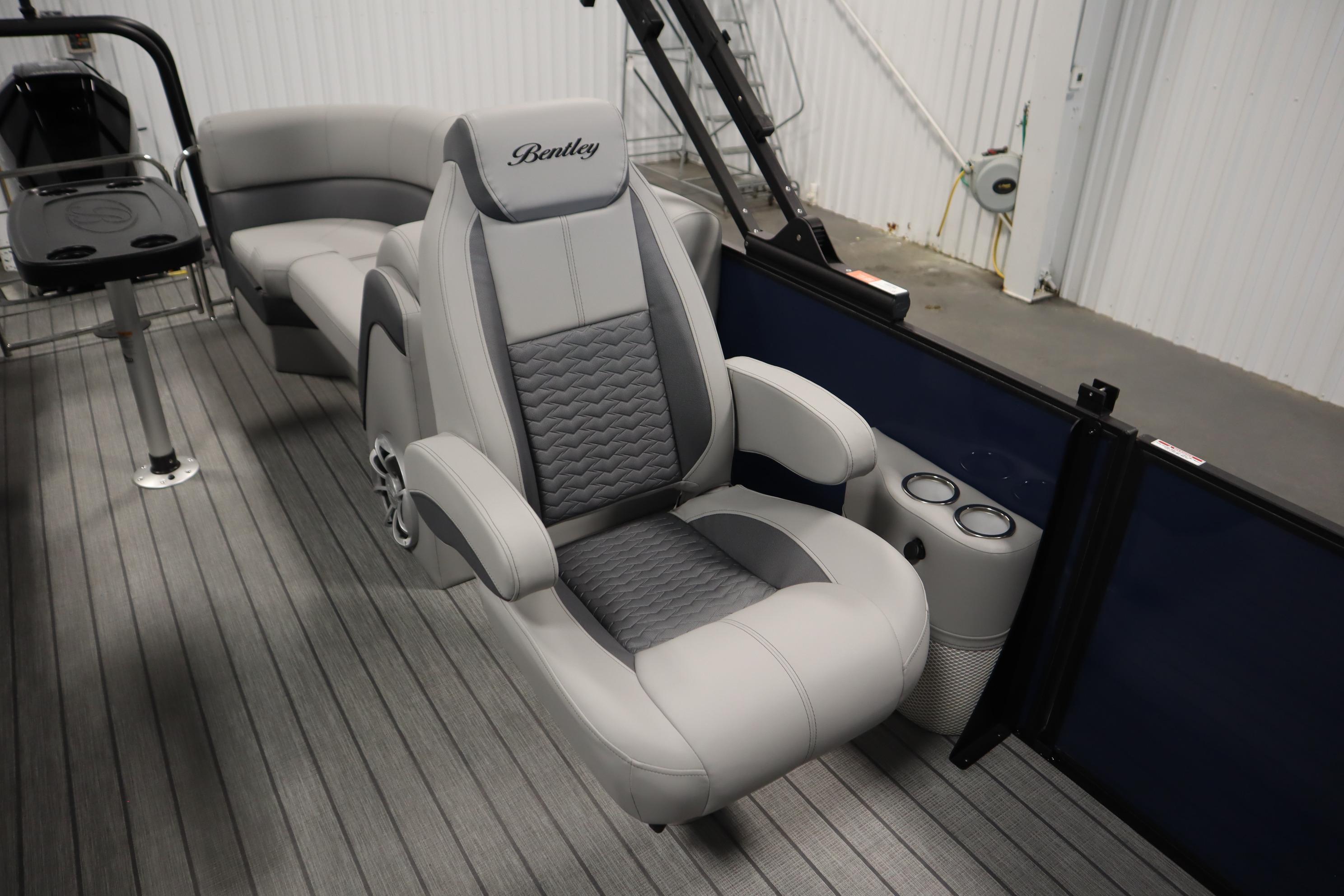 2025 Bentley Pontoons Elite 253 Admiral Tri-toon luxurious seating with modern design and comfort.