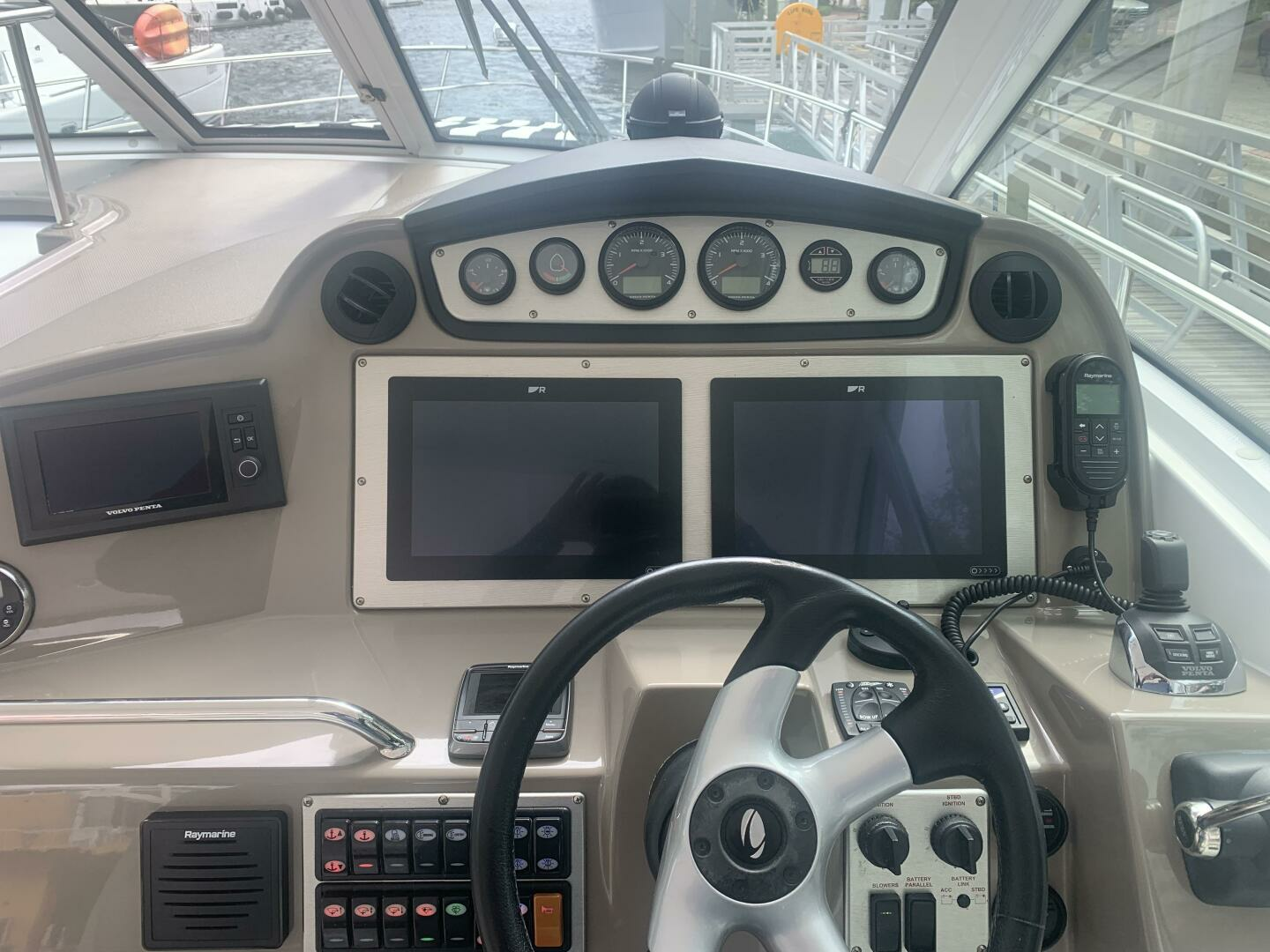2011 Cruisers Yachts 420 Sports Coupe - Image 22