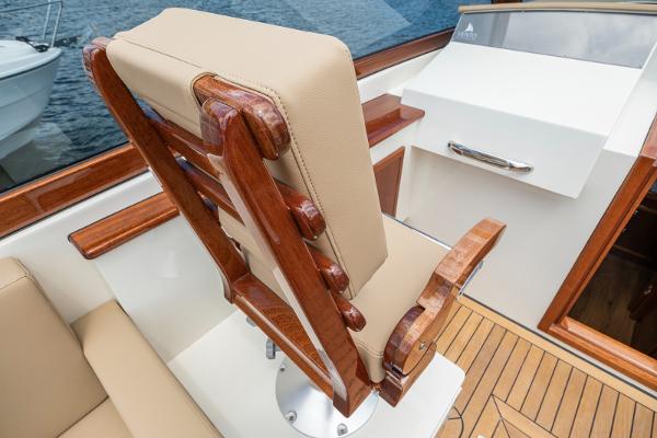 Vento V40 Retro Classic Open 2023 boat interior with wooden and beige leather seating.