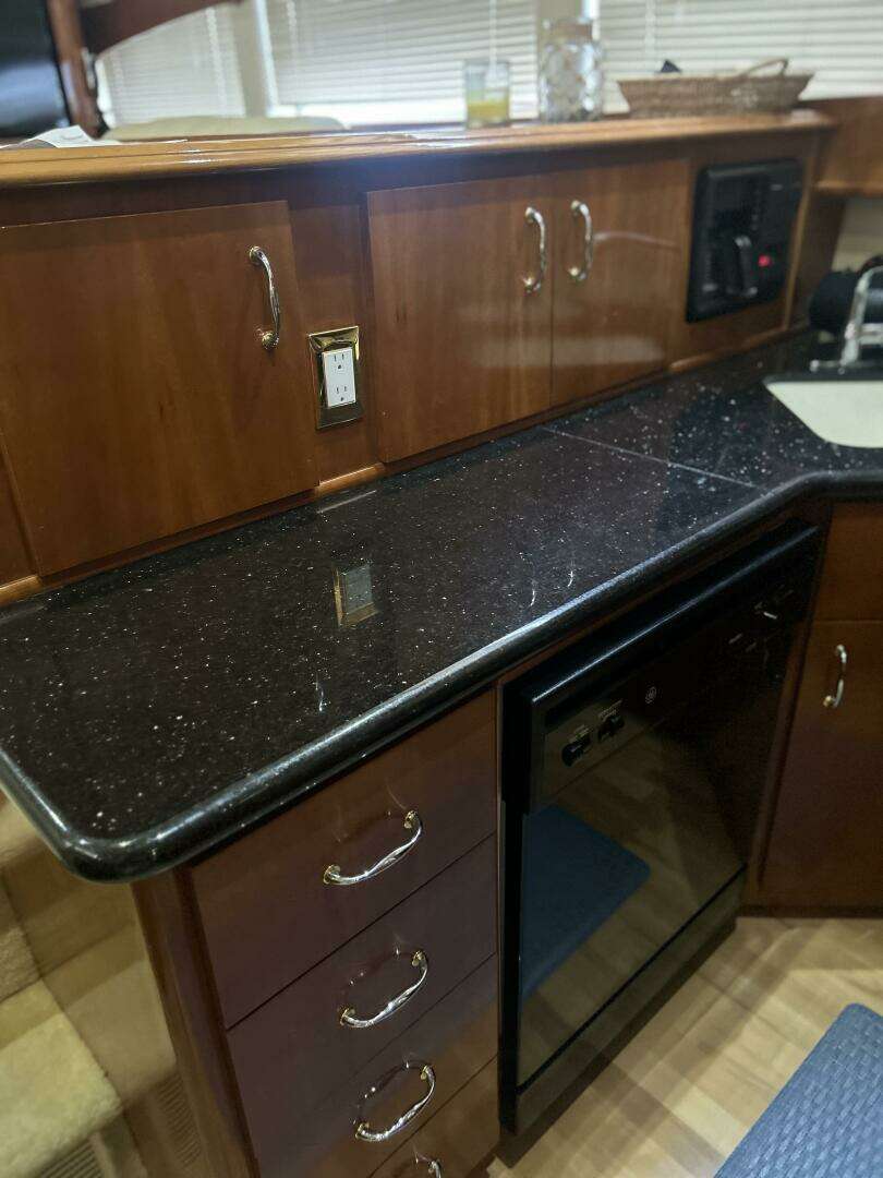 2003 Carver 466 Motor Yacht - Image 44