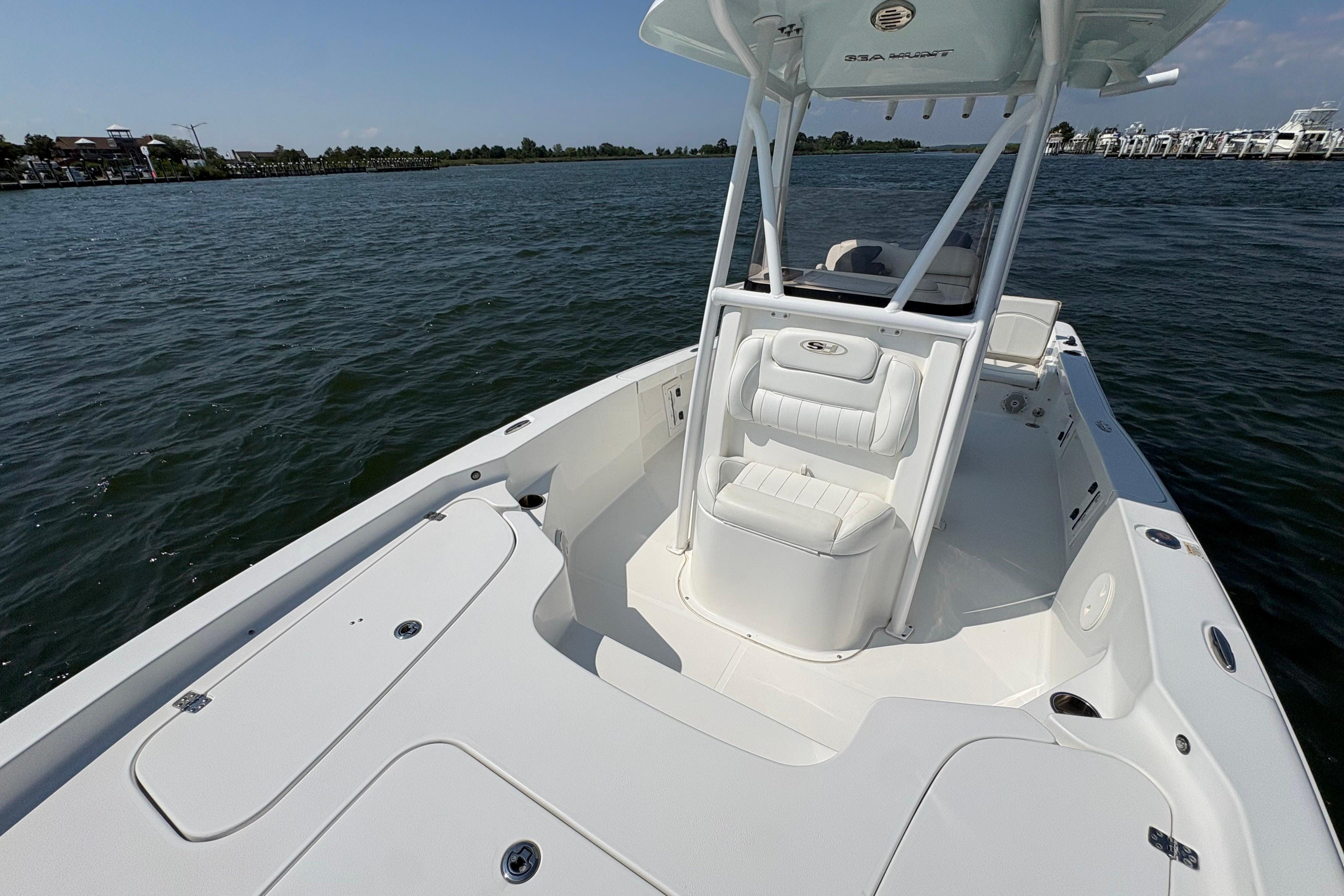2017 Sea Hunt BX 25 BR boat on water, featuring spacious deck and seating.