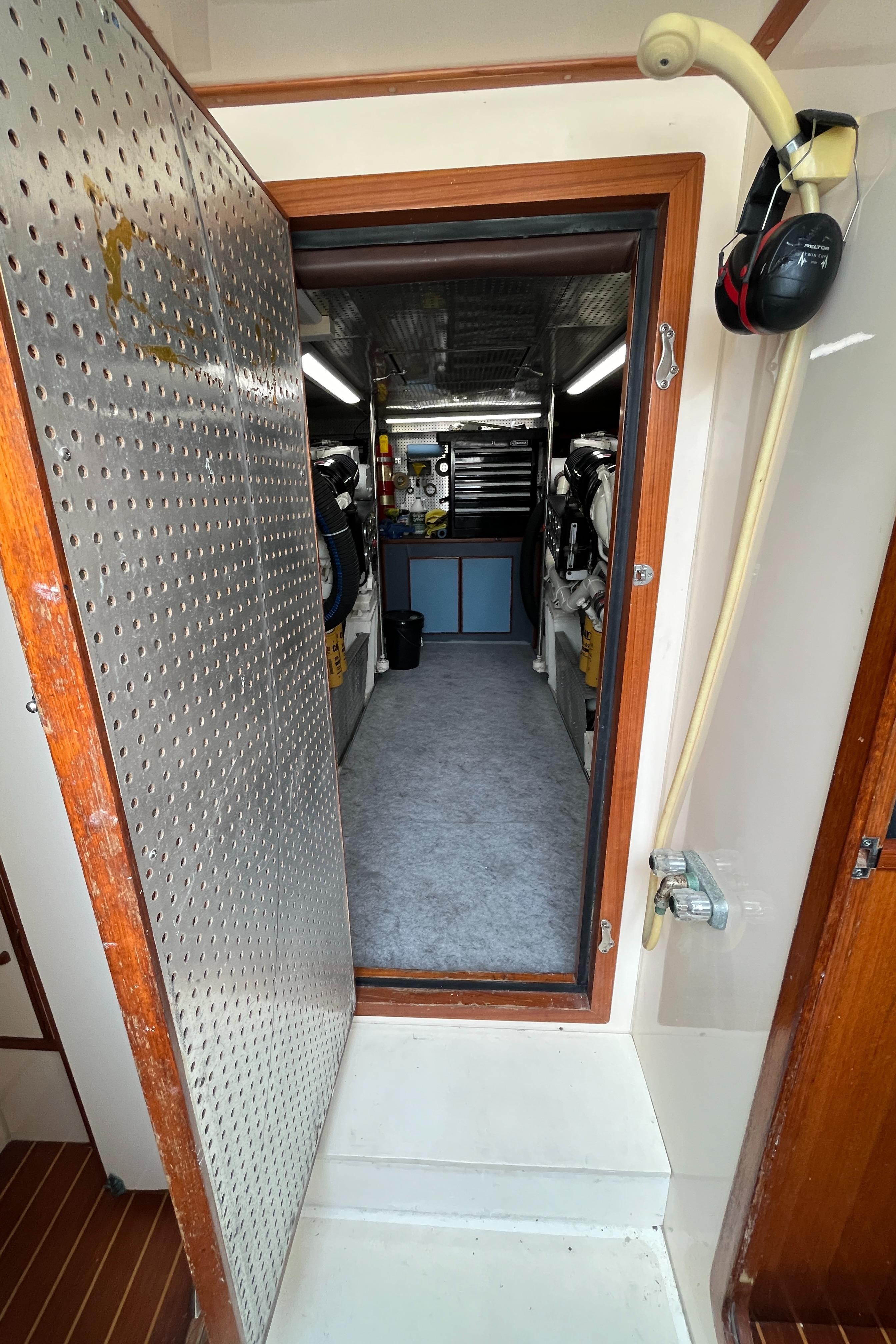 1999 Mikelson Long-Range Luxury Sportfisher - 70