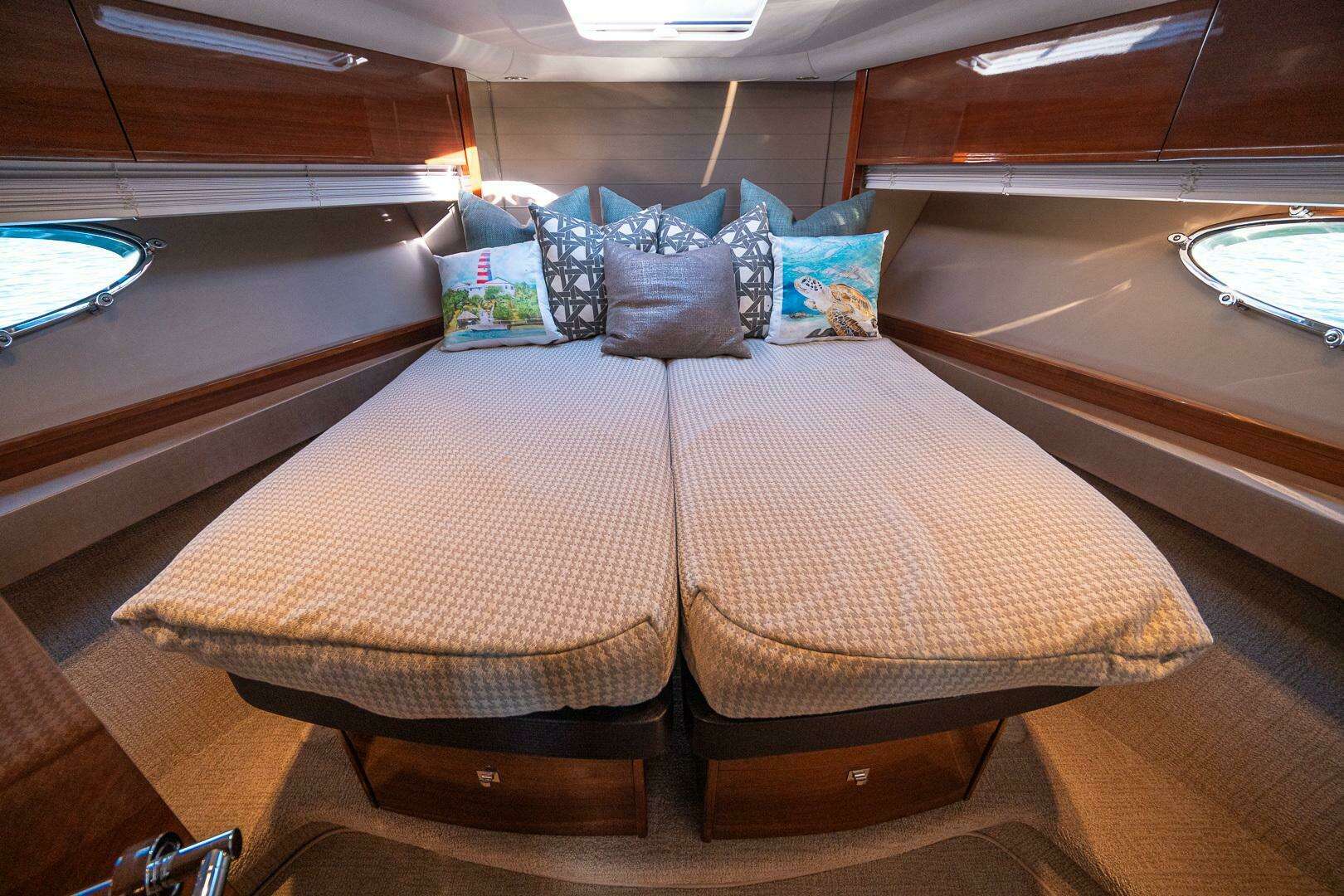 2016 Princess V48 - Image 29