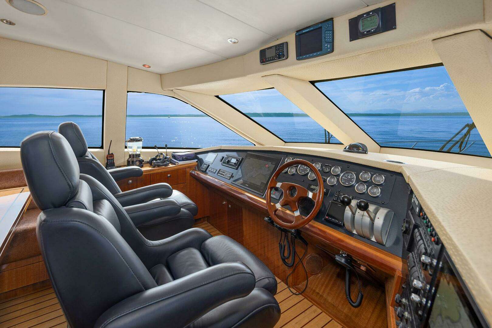 2001 Hatteras Cockpit Motoryacht - Image 9