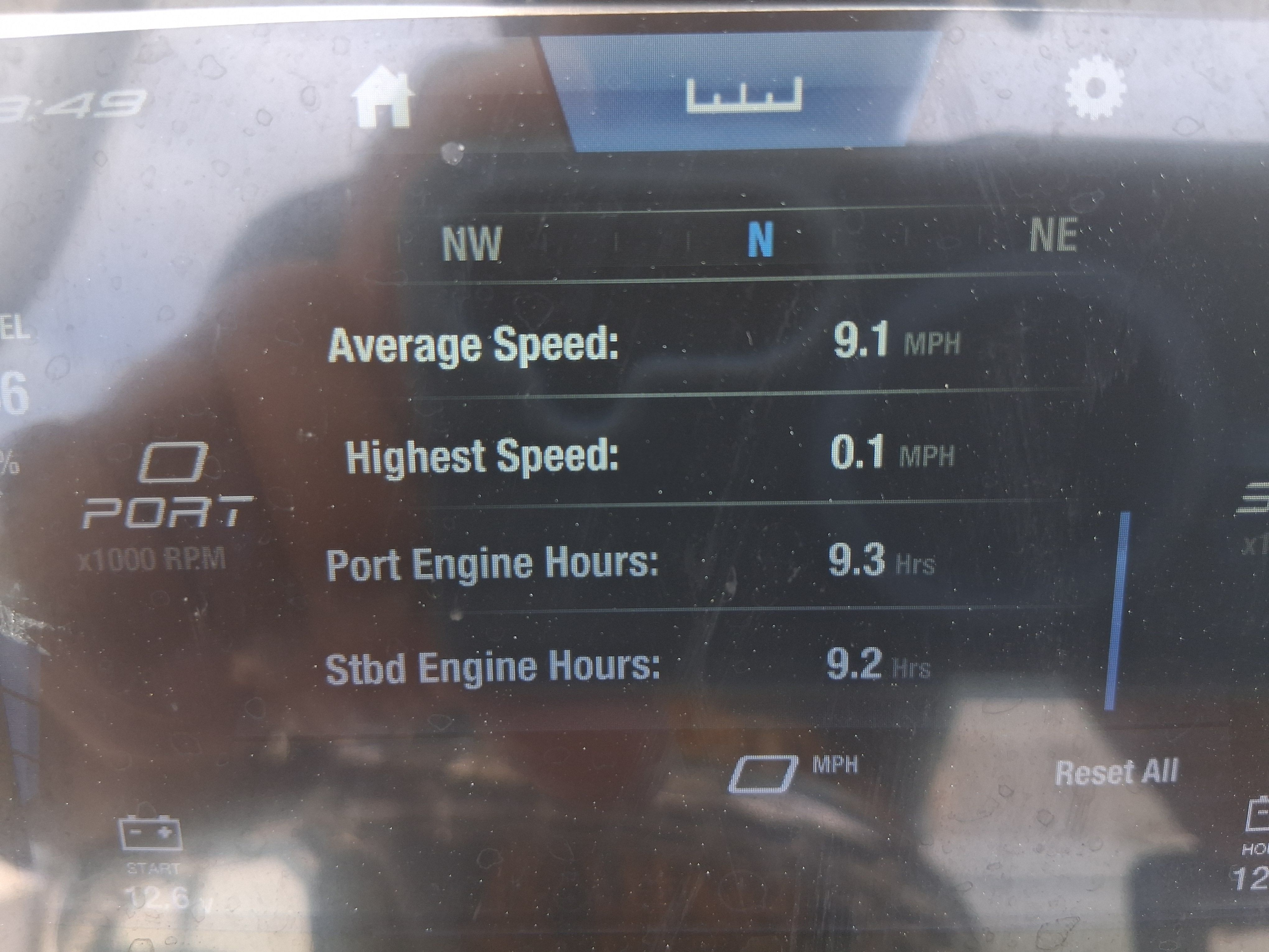 A screen displays speed and engine hour information for a boat.
