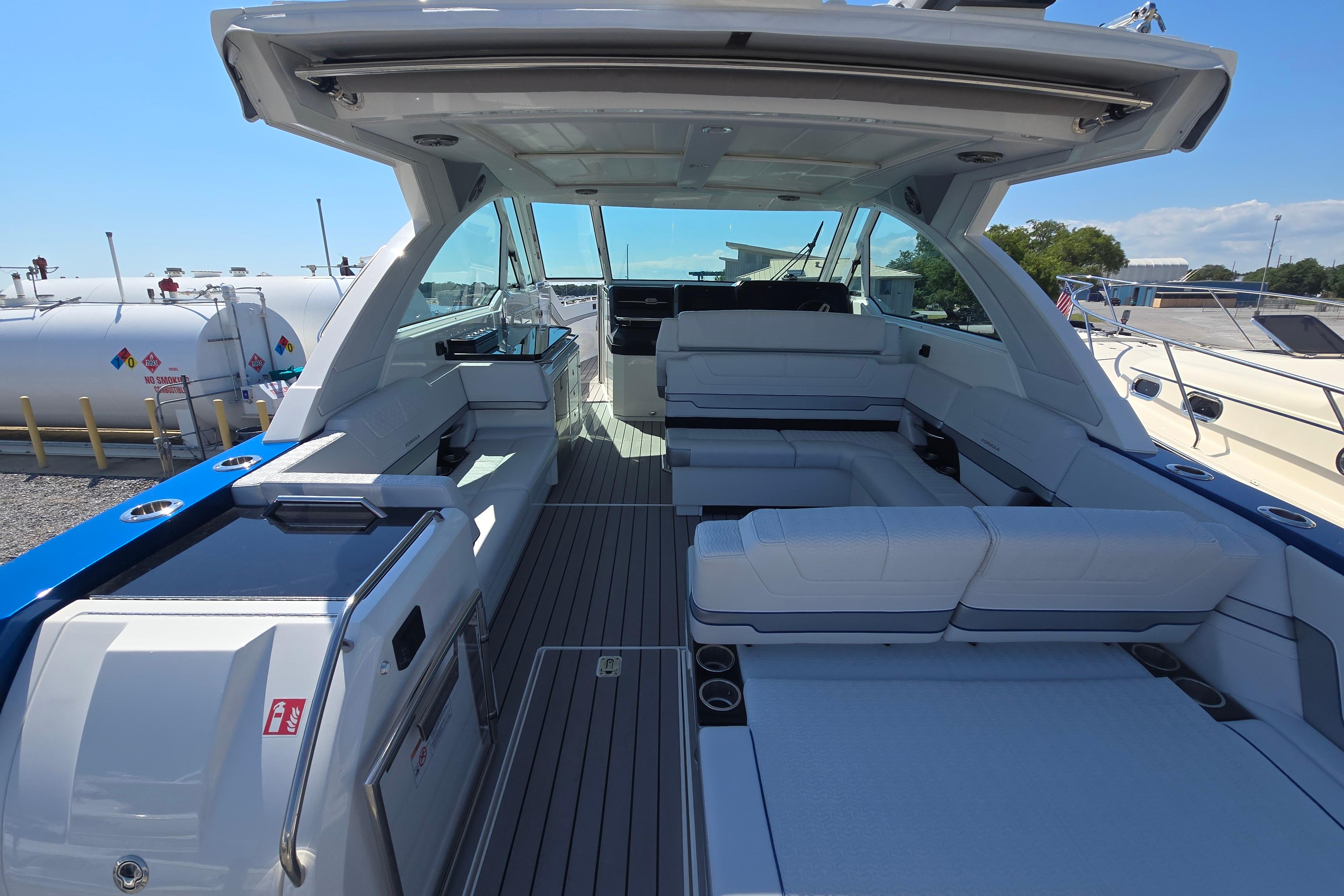 2025 Formula 380 Super Sport Crossover OB interior with spacious seating and modern design.