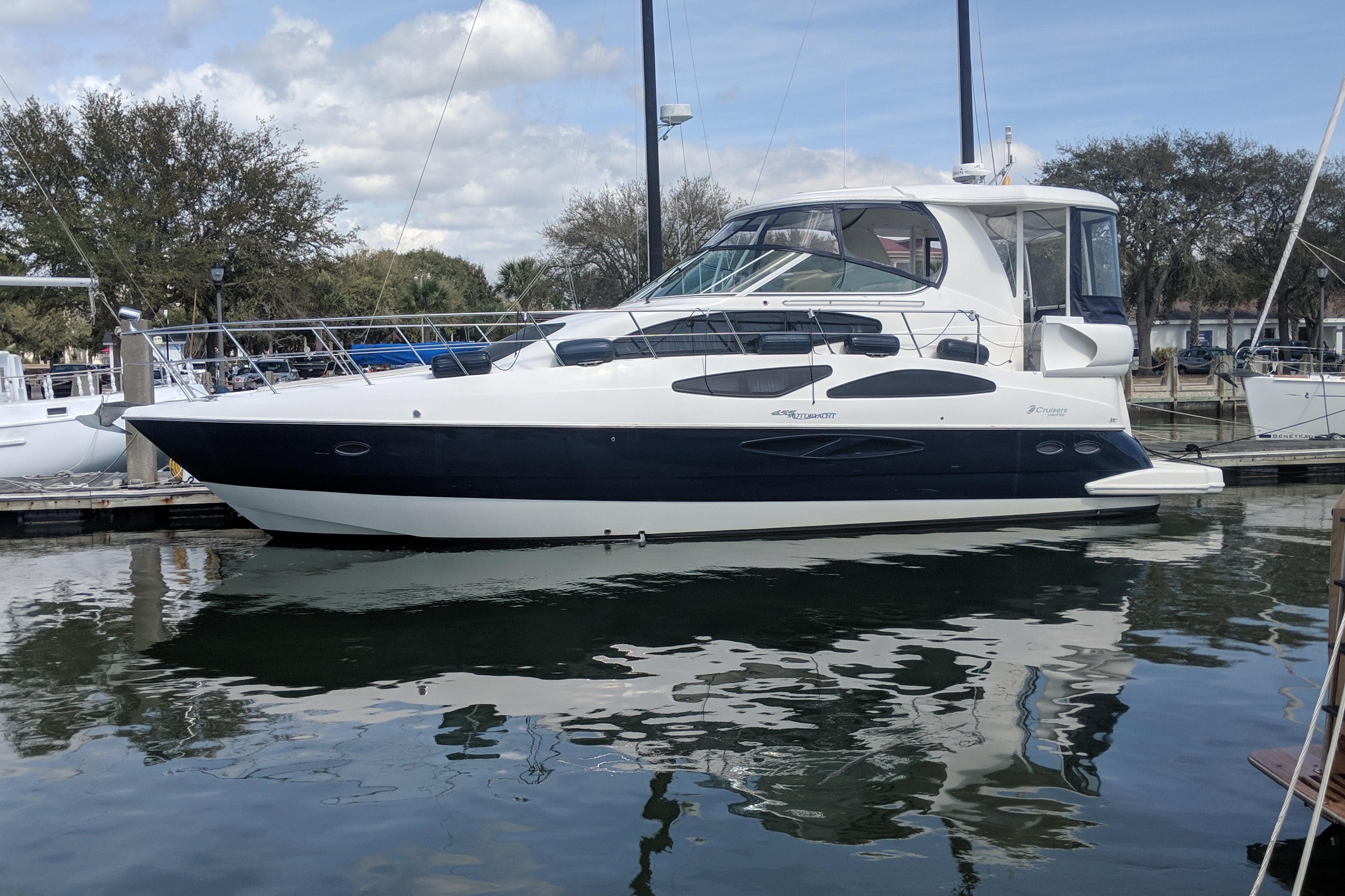2005 Cruisers Yachts 455 Express Motoryacht