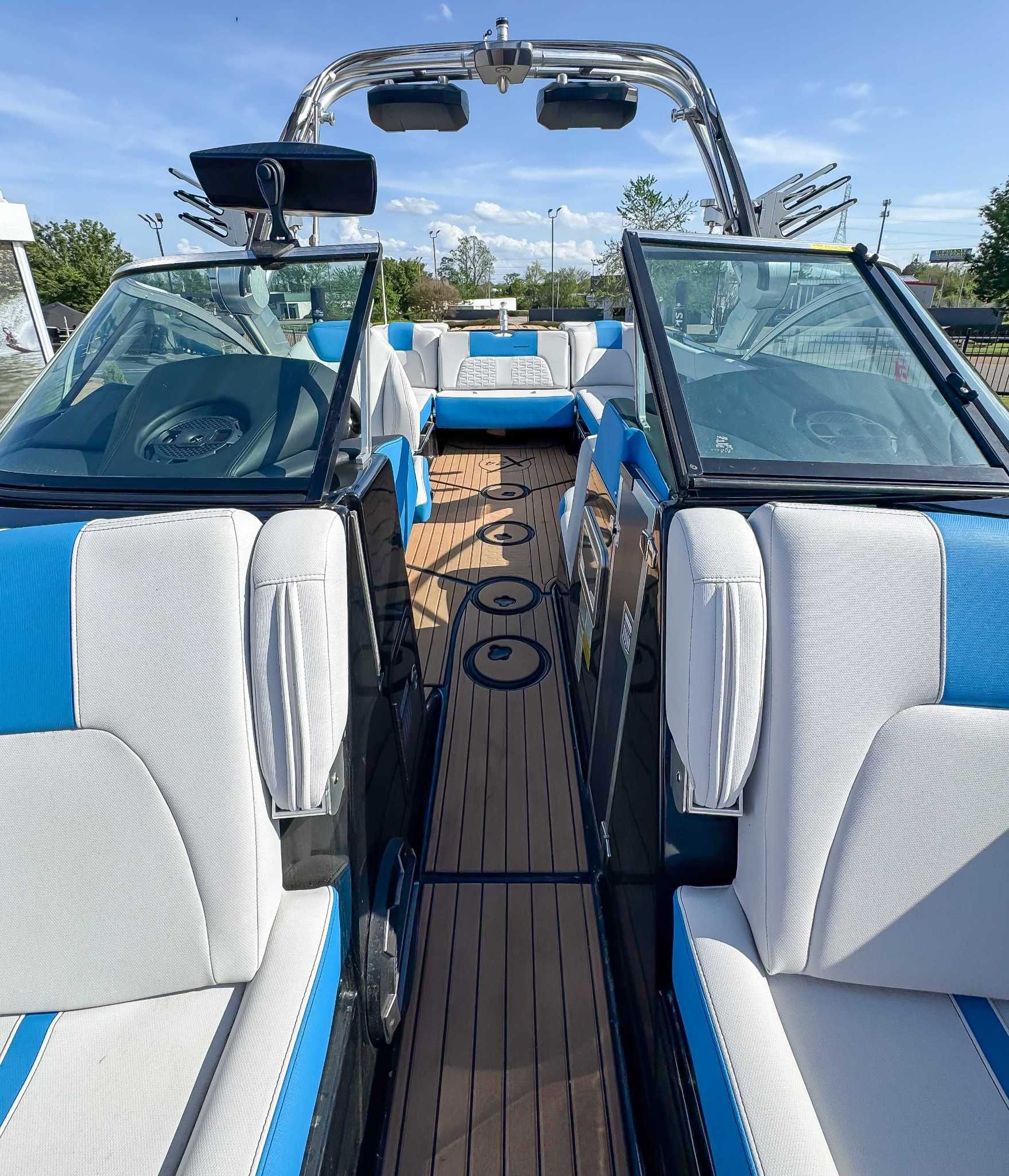 2019 MasterCraft X24 - 12