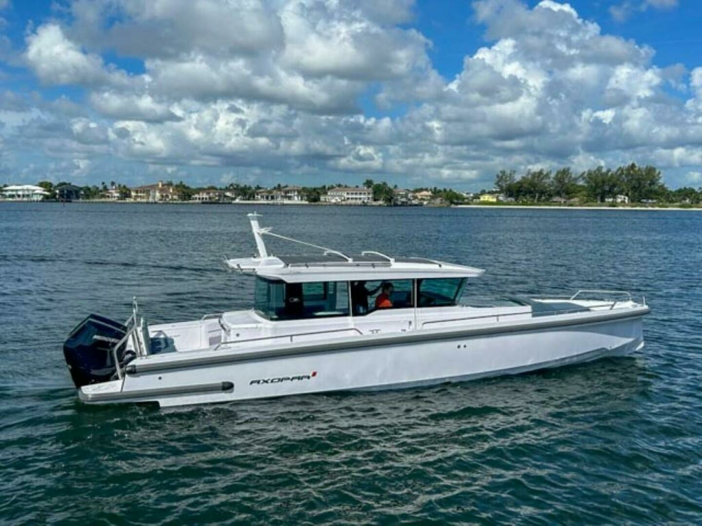 2024 Axopar 37XC CROSS CABIN - Image 3