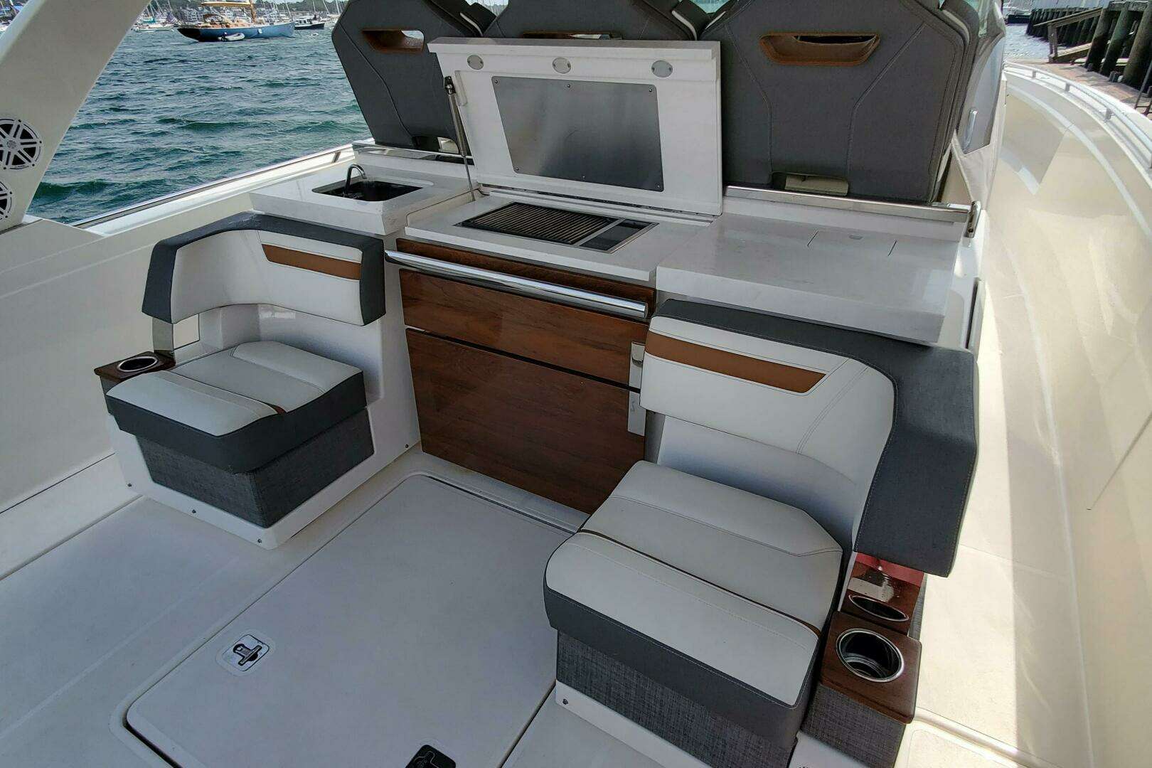 2021 Tiara Yachts 38 LS - Image 15