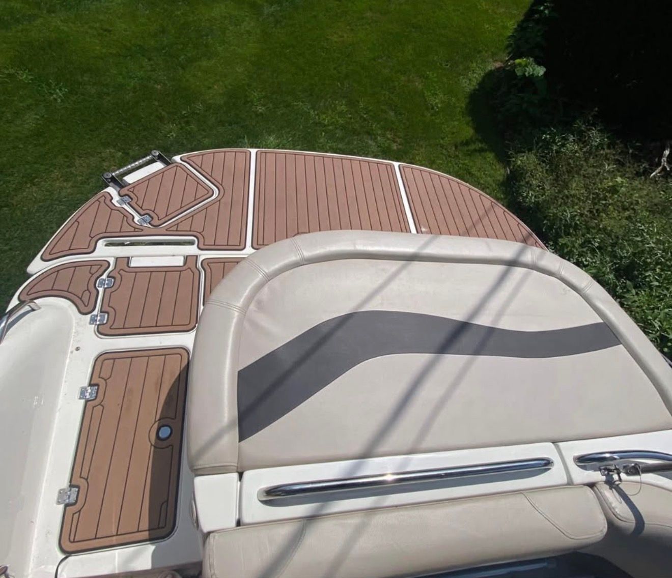 Hurricane SS202 2017 boat with wooden deck and cushioned seat.