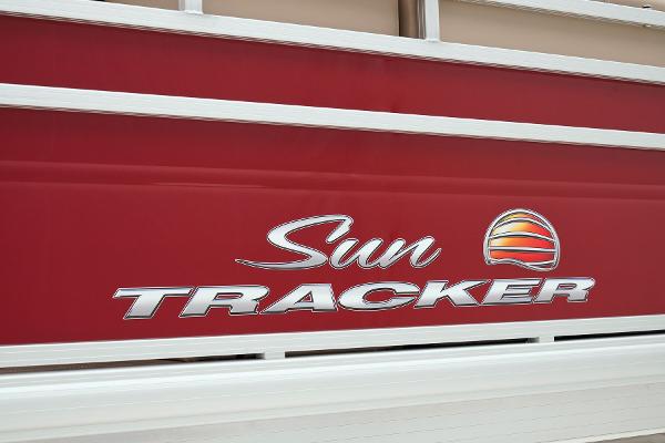 2025 Sun Tracker Party Barge 24 DLX - 14