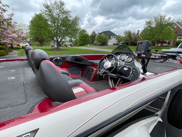 The image shows the cockpit of a 2009 Ranger Z520 Comanche with gray and red seats.