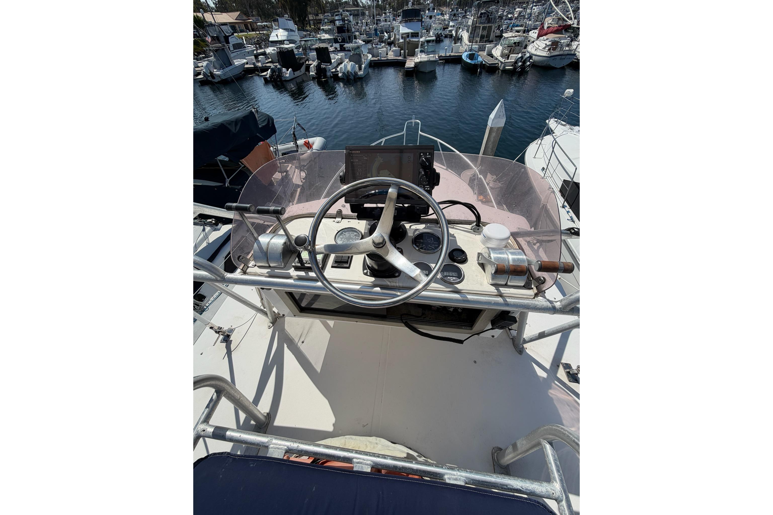 1999 Albemarle 305 Express Fisherman boat helm with steering wheel and controls.