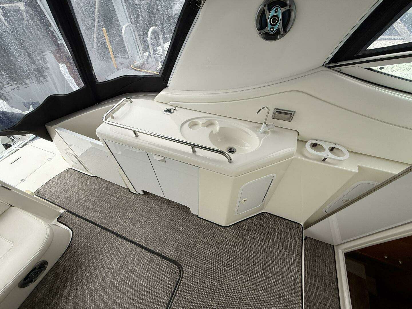 2004 Cruisers 370 Express - Image 11