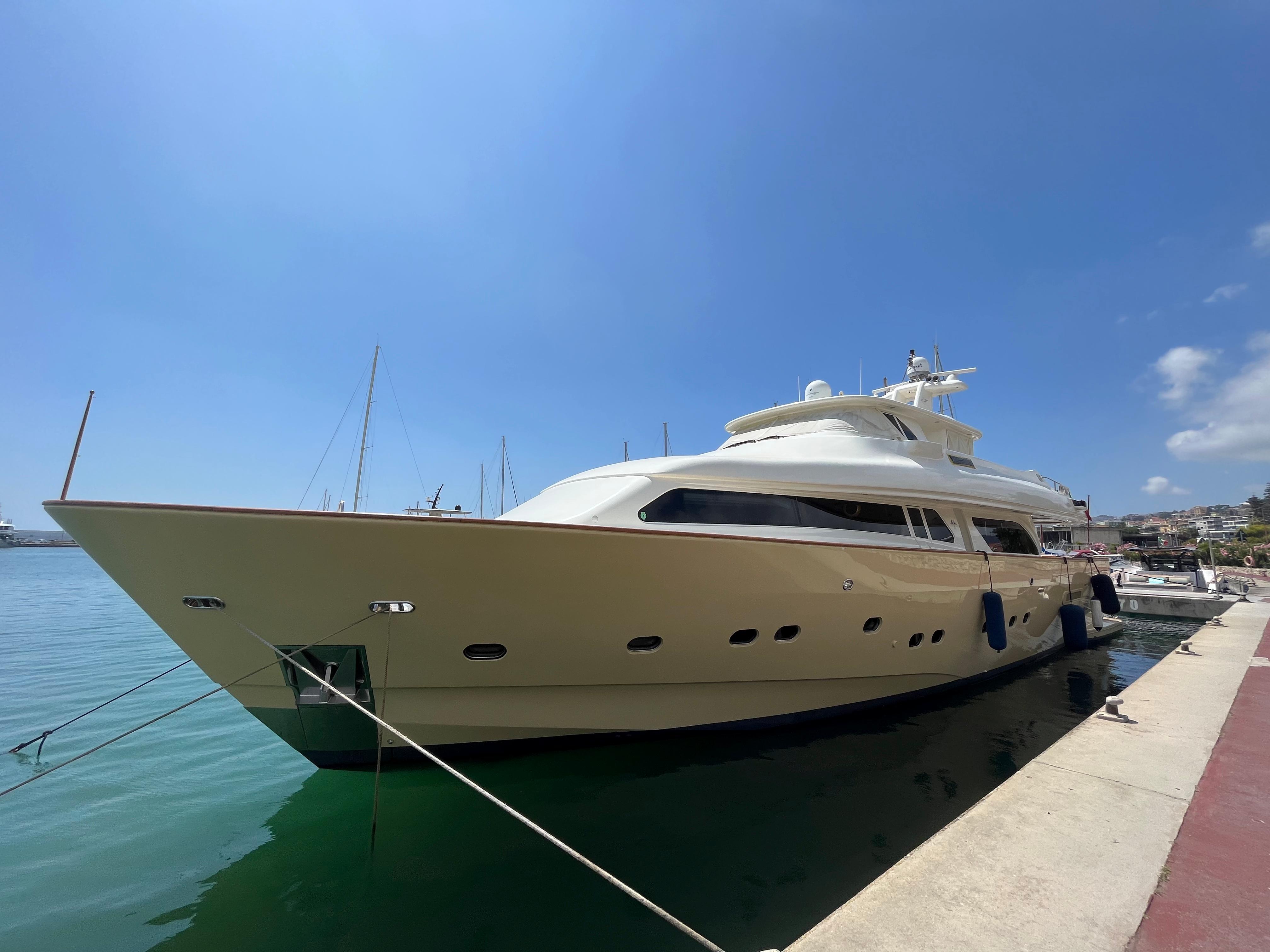 2000 Custom Line Navetta 27 m