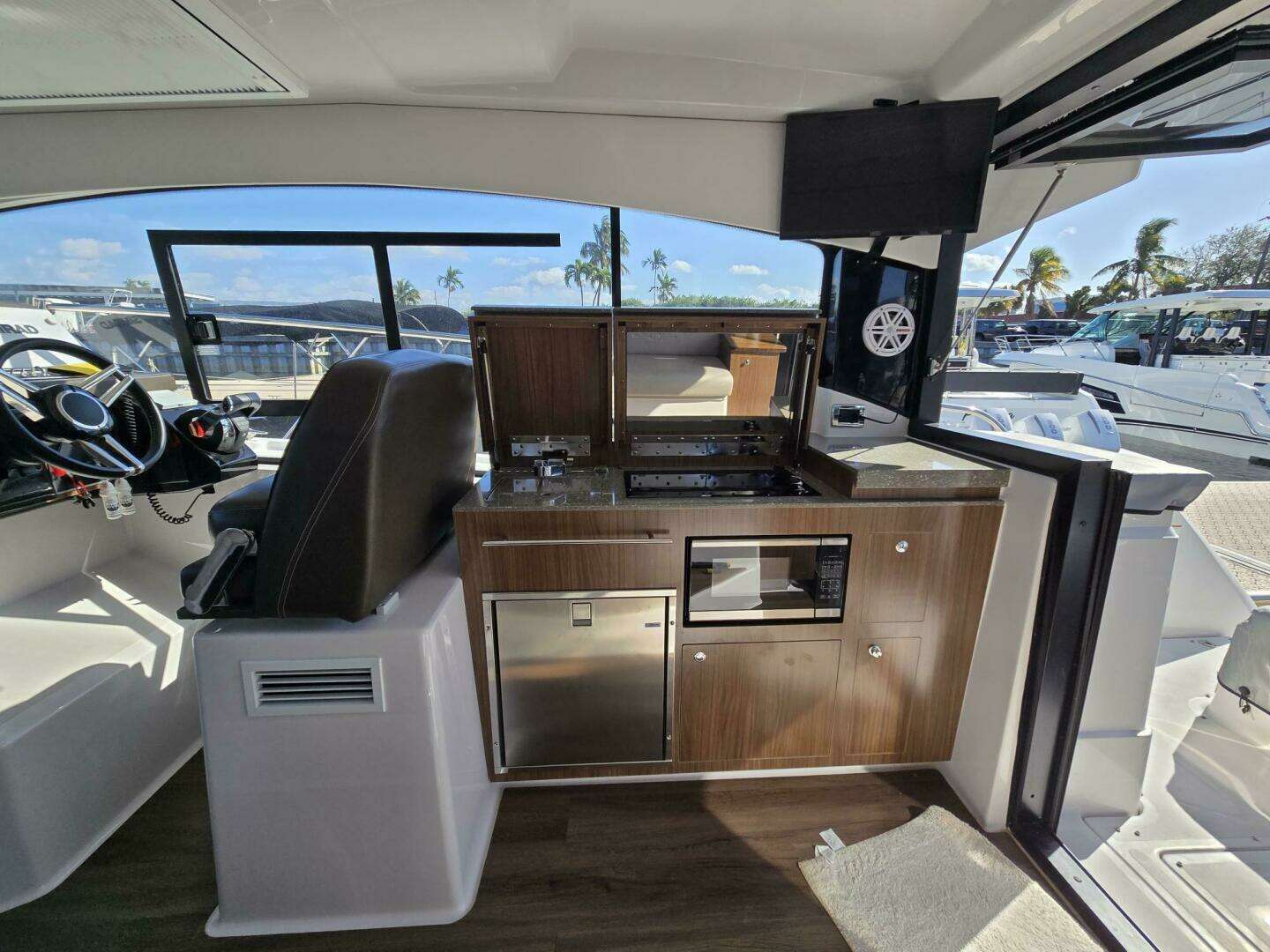 2020 Four Winns V355 Coupe OB - Image 10