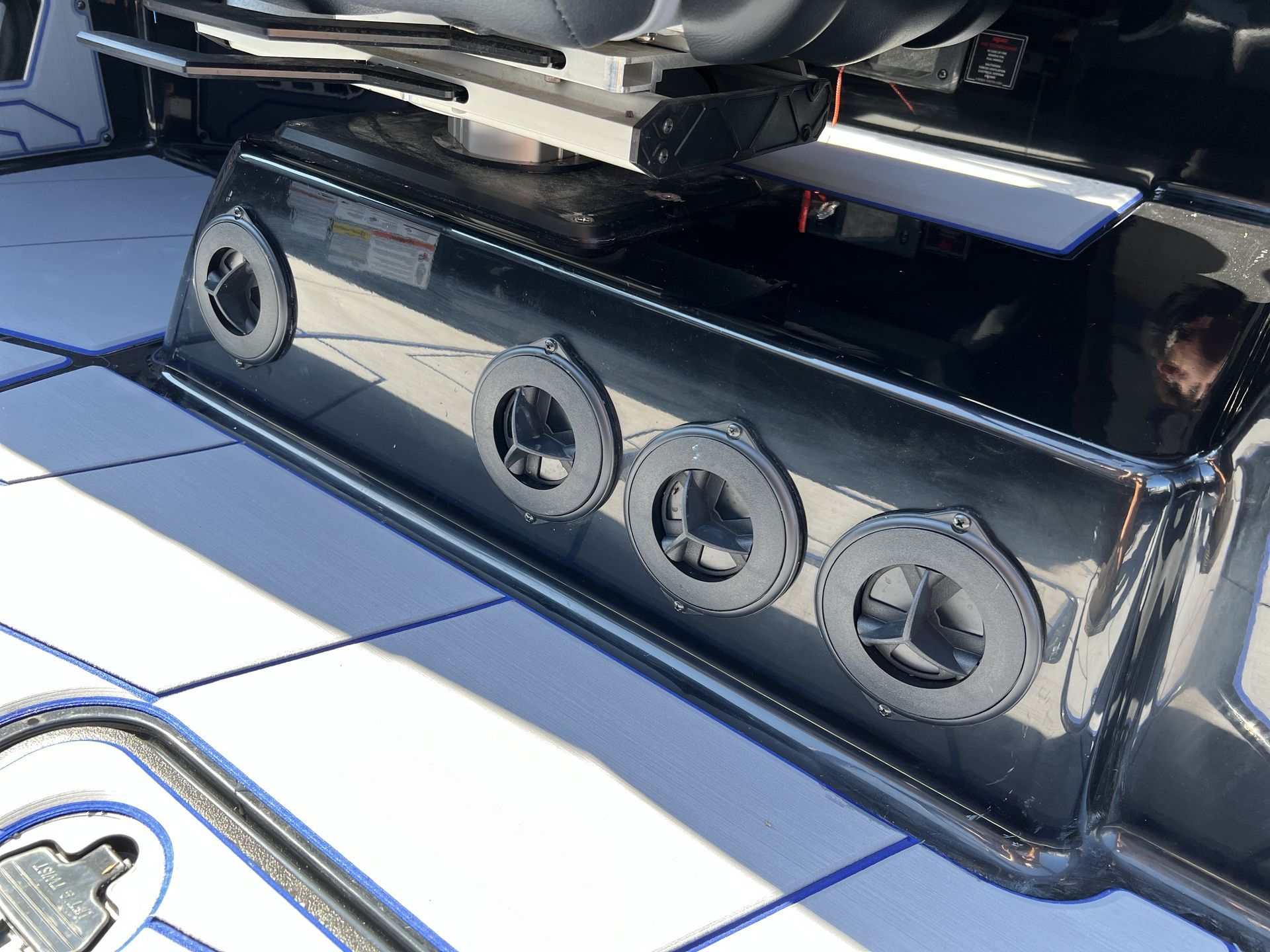 2025 MALIBU 25 LSV - Image 20