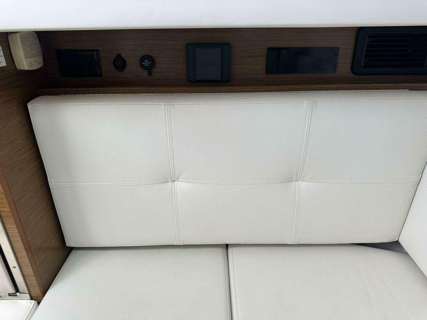 2019 Cruisers Yachts 338 Outboard - Image 28