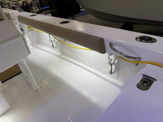 2026 Everglades 253 Center Console - 10