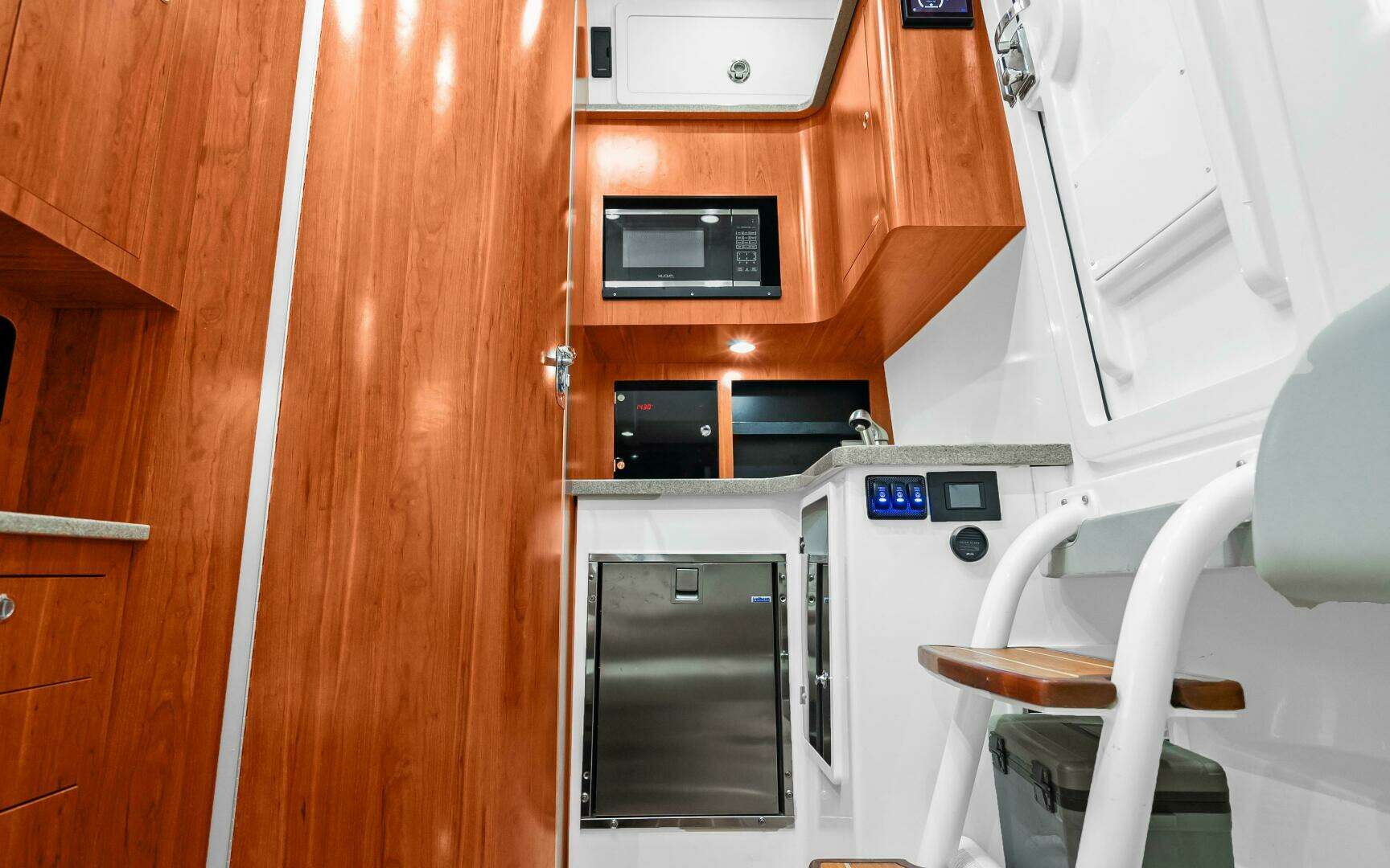 2018 Regulator 41 Center Console - Image 25