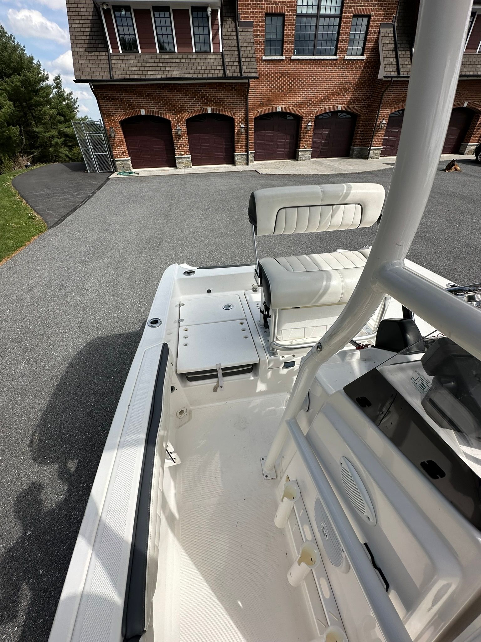 Yamaha 190 FSH Sport 2017 boat parked in front of brick building.