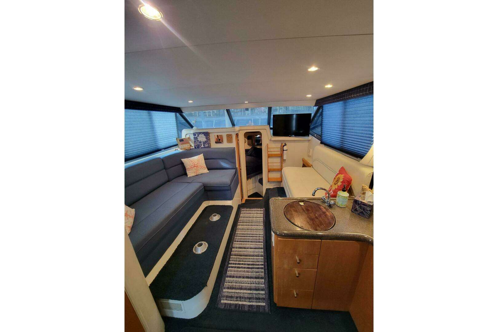 1996 Carver 320 Voyager - Image 45