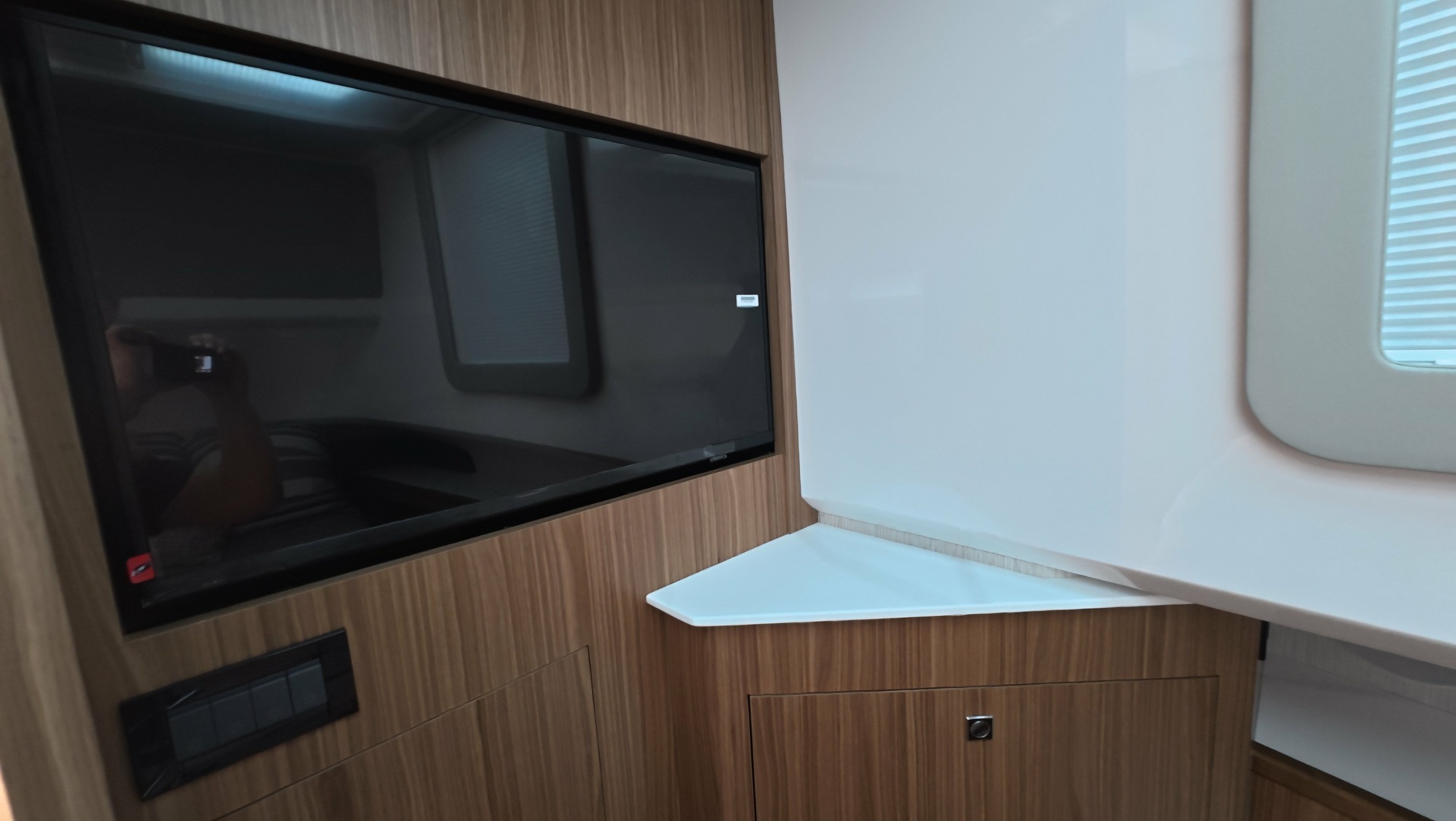 2026 Cruisers Yachts 50GLS OB - Image 44