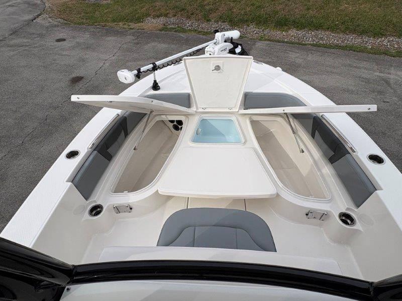 2025 Robalo 226 Cayman - 29
