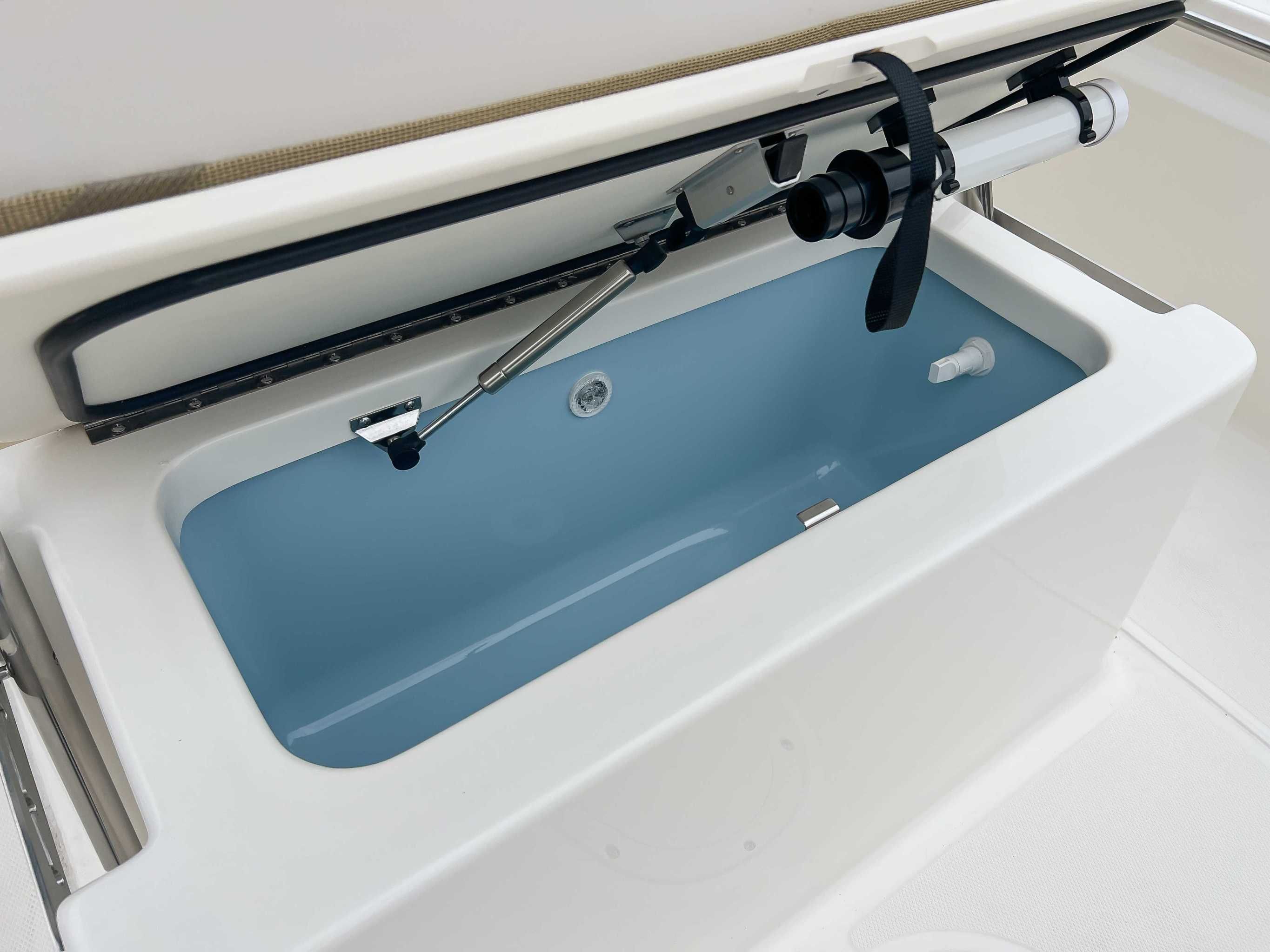 Boston Whaler 190 Montauk 2025, open storage compartment.