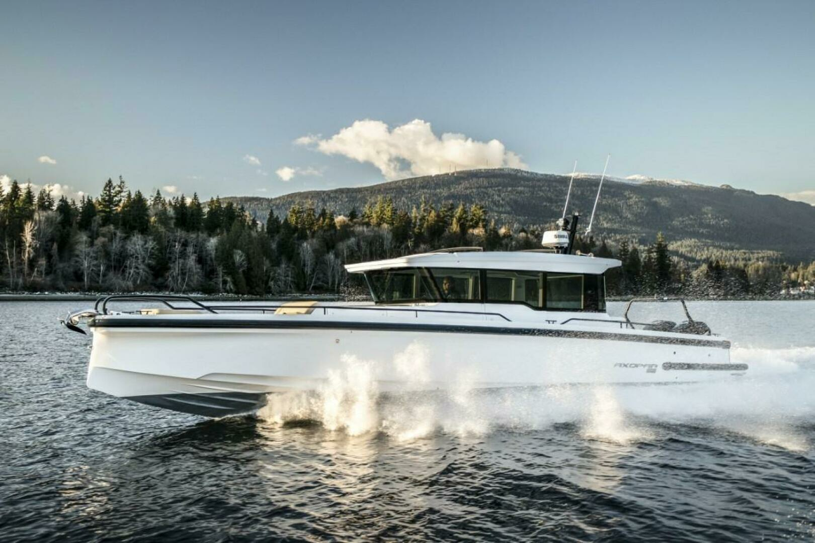 2024 Axopar 37XC CROSS CABIN - Image 6
