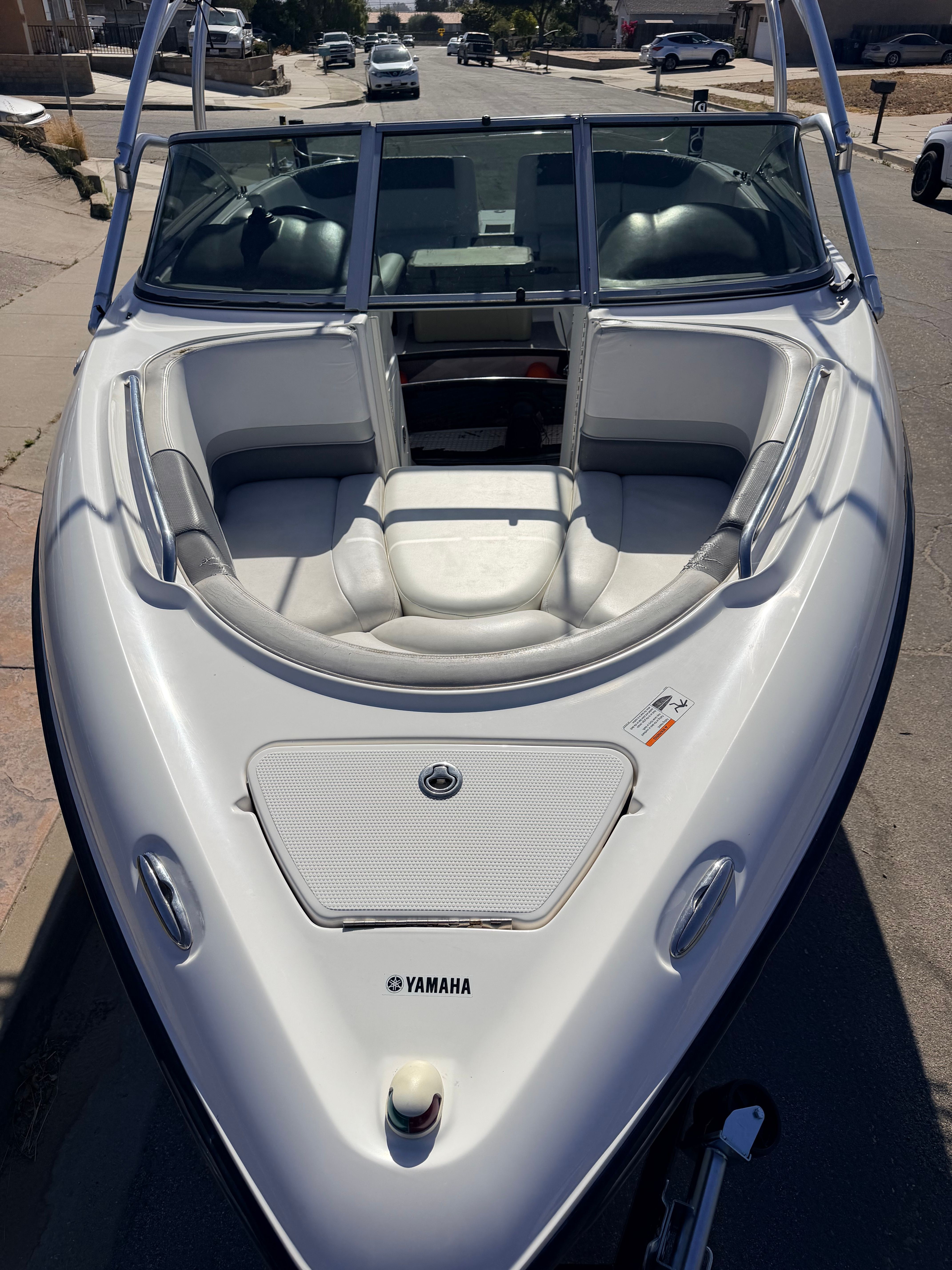 2005 Yamaha AR230 with spacious bow area and sleek white upholstery.