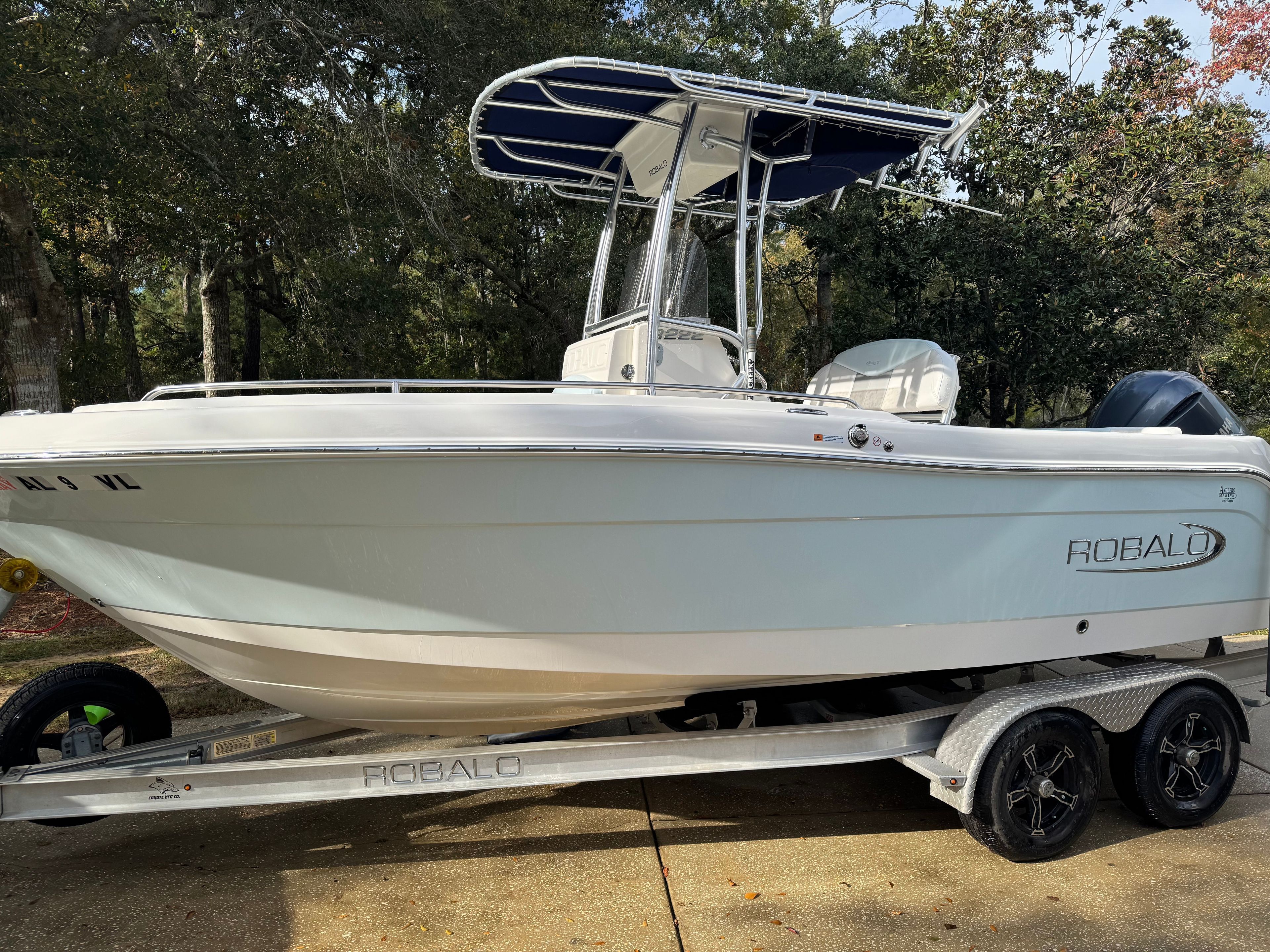 2020 Robalo R222 Center Console