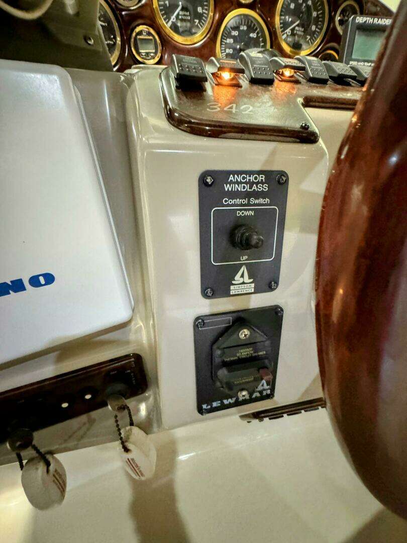 2002 Rinker 342 Fiesta Vee - Image 10
