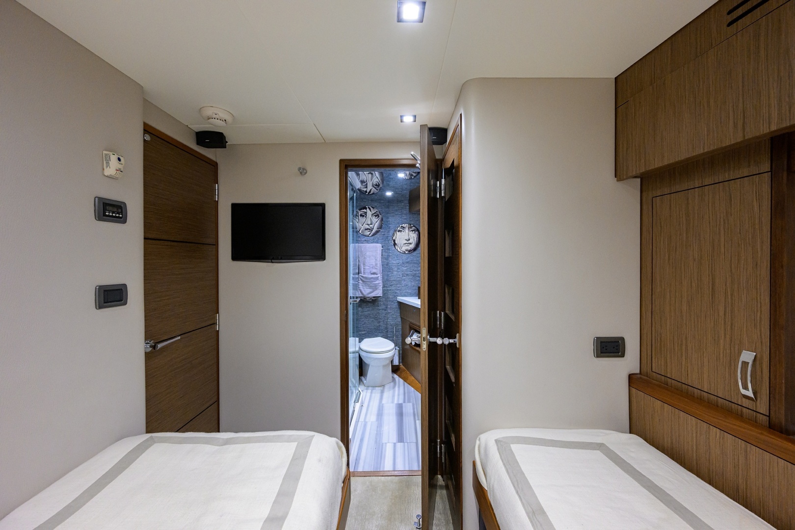 2013 Hatteras 80 Motor Yacht - Image 40
