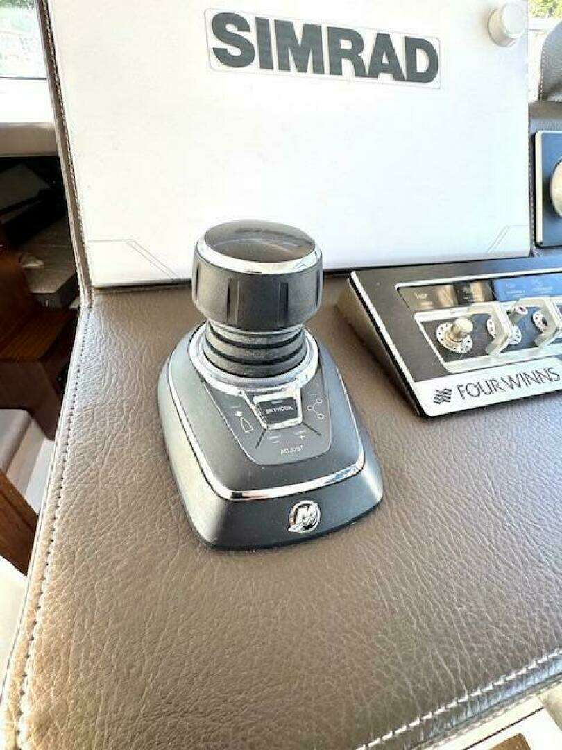 2020 Four Winns Vista 355 Coupe OB - Image 23