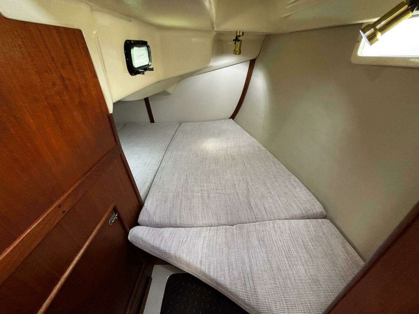 1993 Hunter 33.5 - Image 22