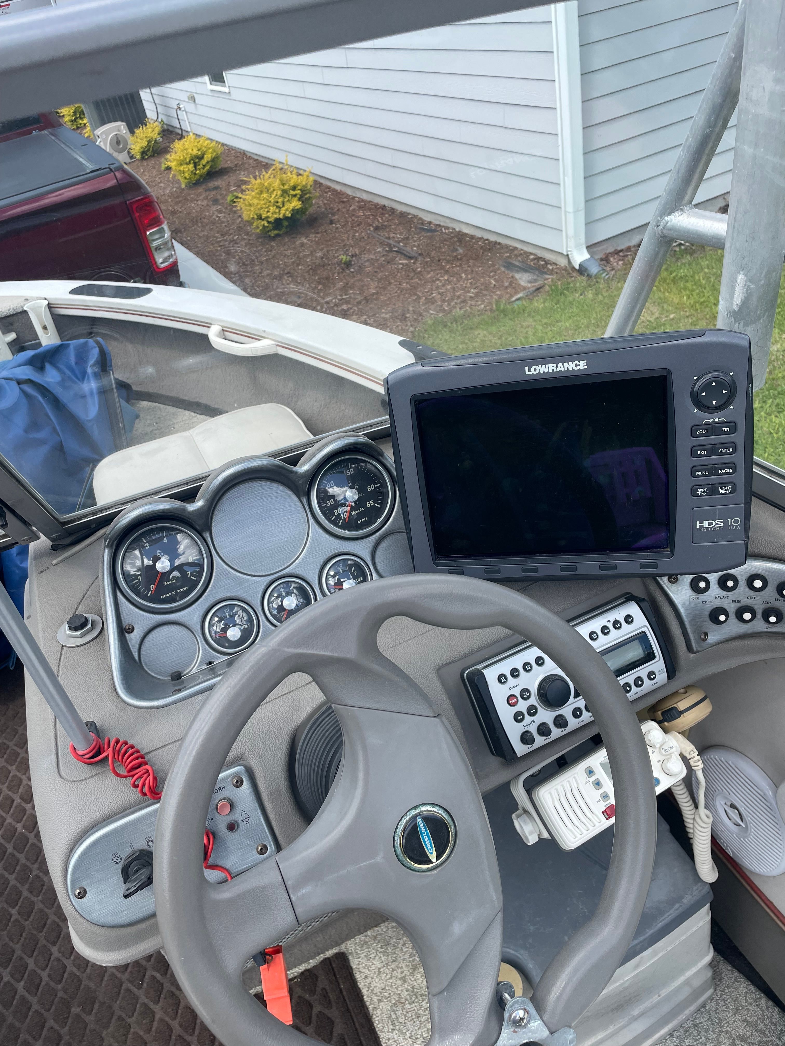 Crestliner Mirage 2000 boat console with Lowrance HDS-10 display, year 2007.