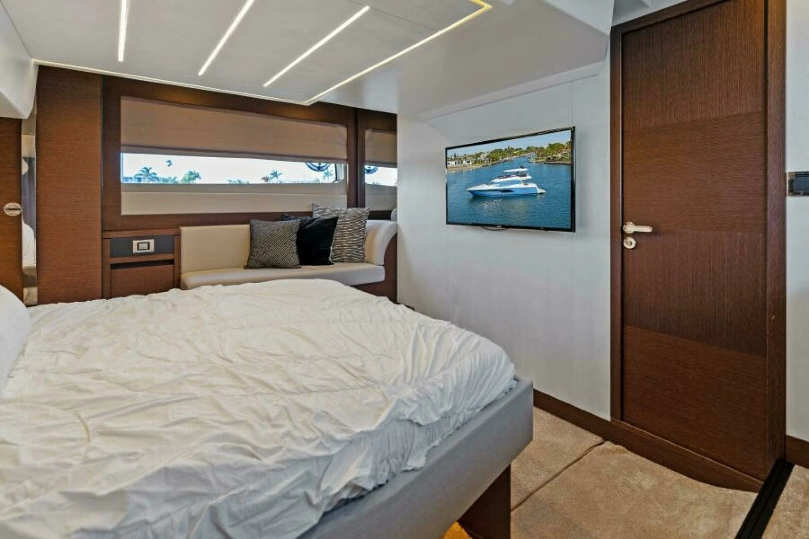 2020 Prestige 520 Flybridge - Image 24