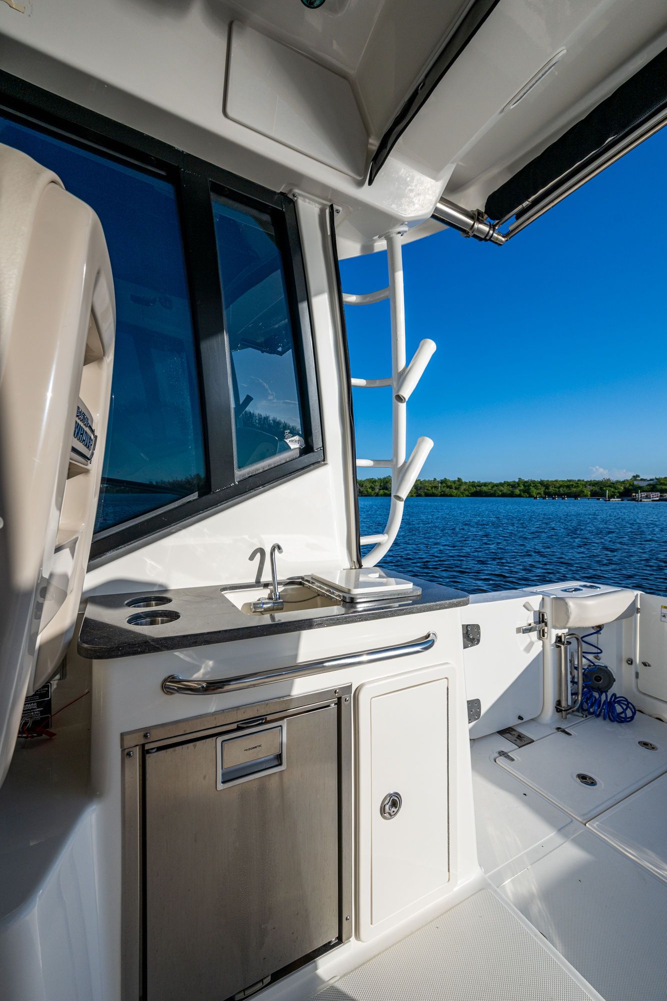 2023 BOSTON WHALER 325 CONQUEST - Image 23