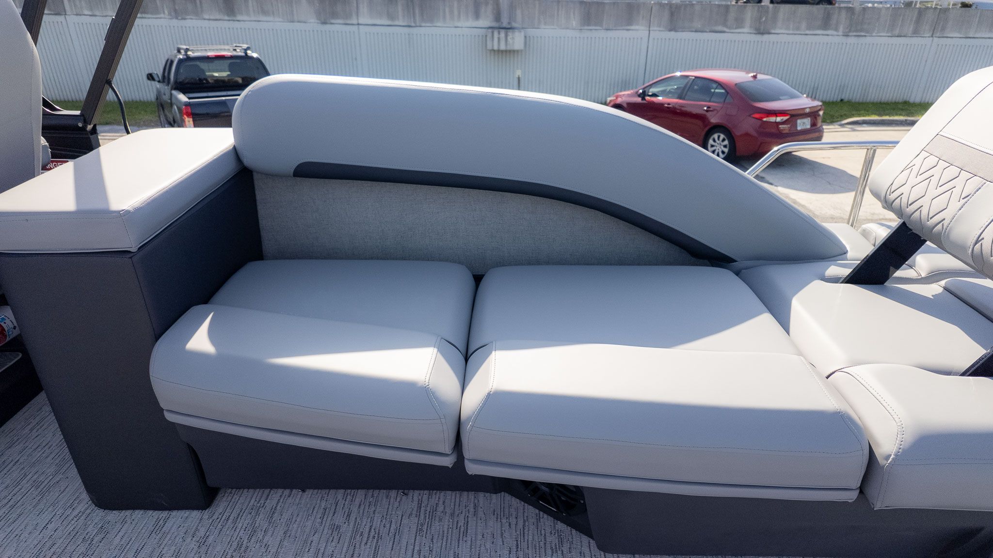 2026 Bennington 24 M Stern Lounge - 6