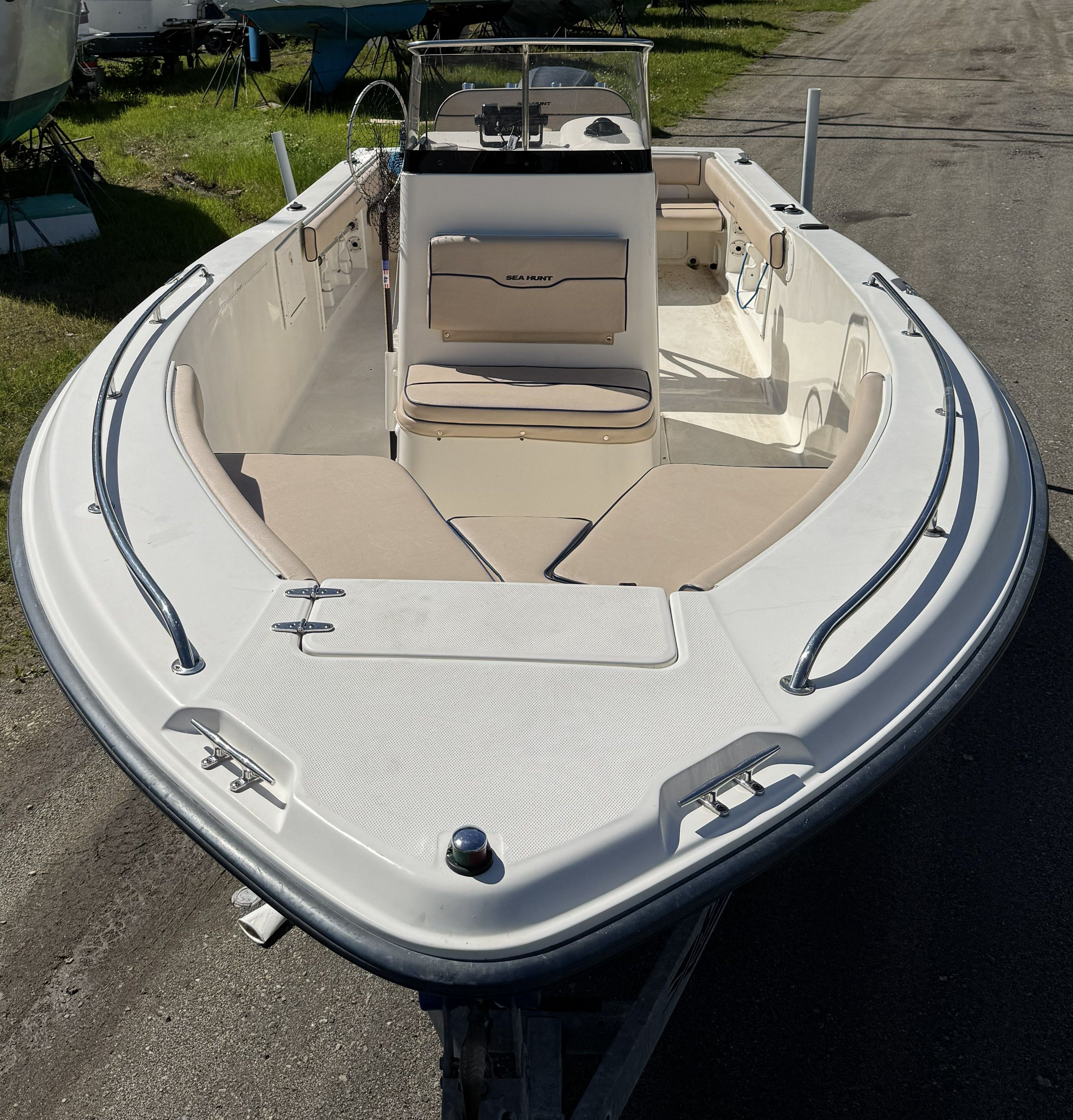 2004 Sea Hunt Triton boat with open cabin and seating.