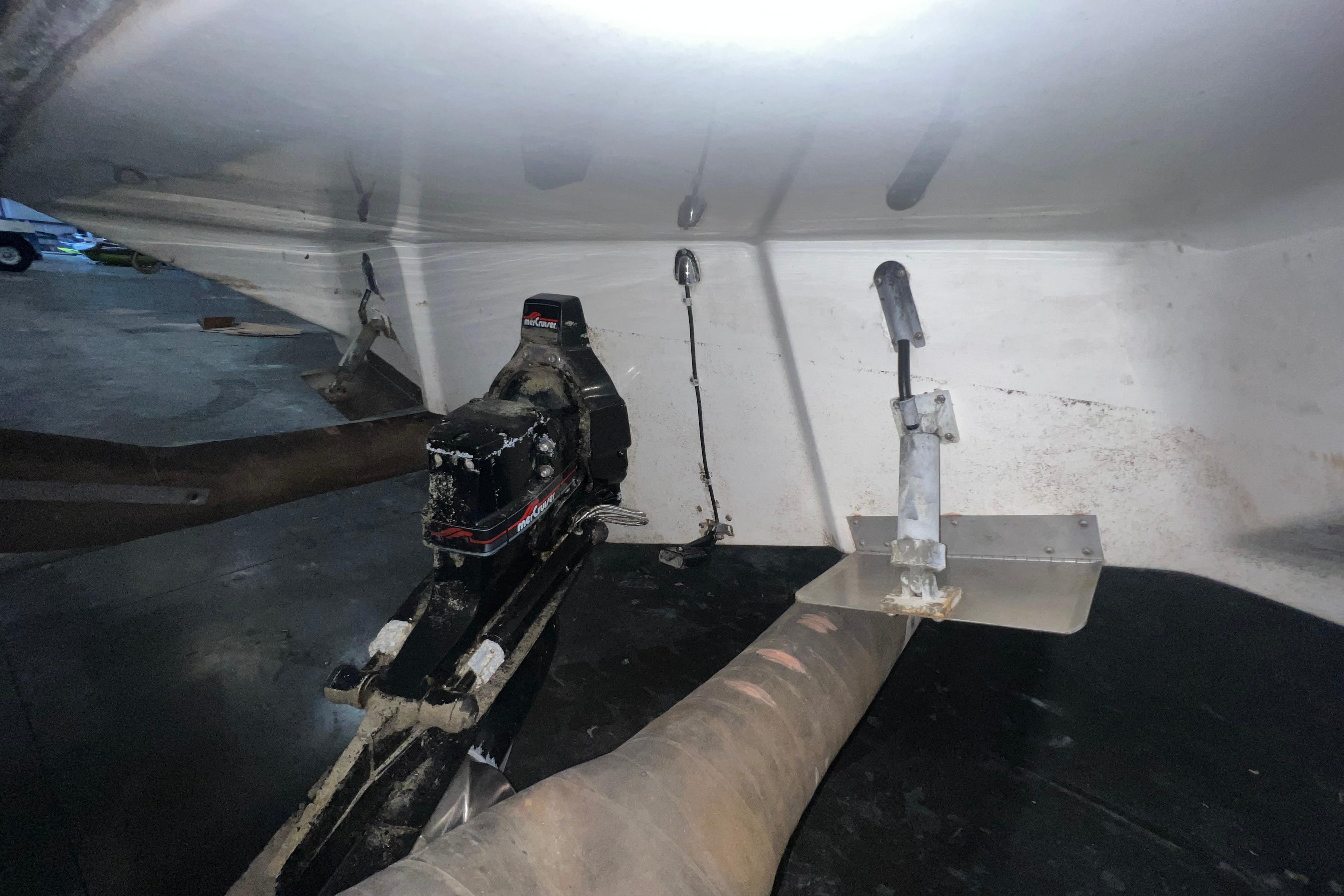 1995 Rinker Fiesta Vee 265 boat underside with visible propeller and rudder components.