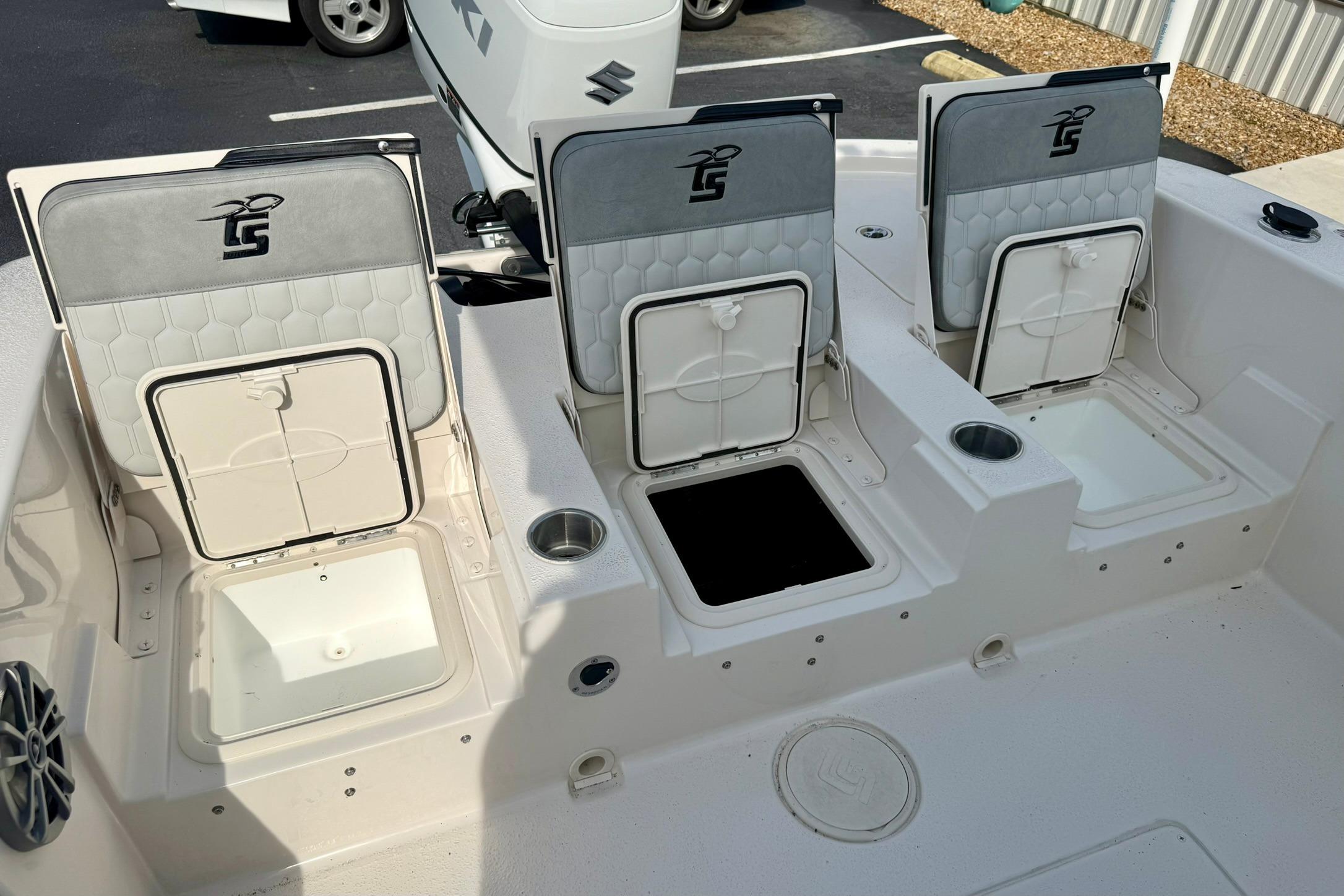 2026 Carolina Skiff 24 Ultra Elite boat seating and storage compartments.