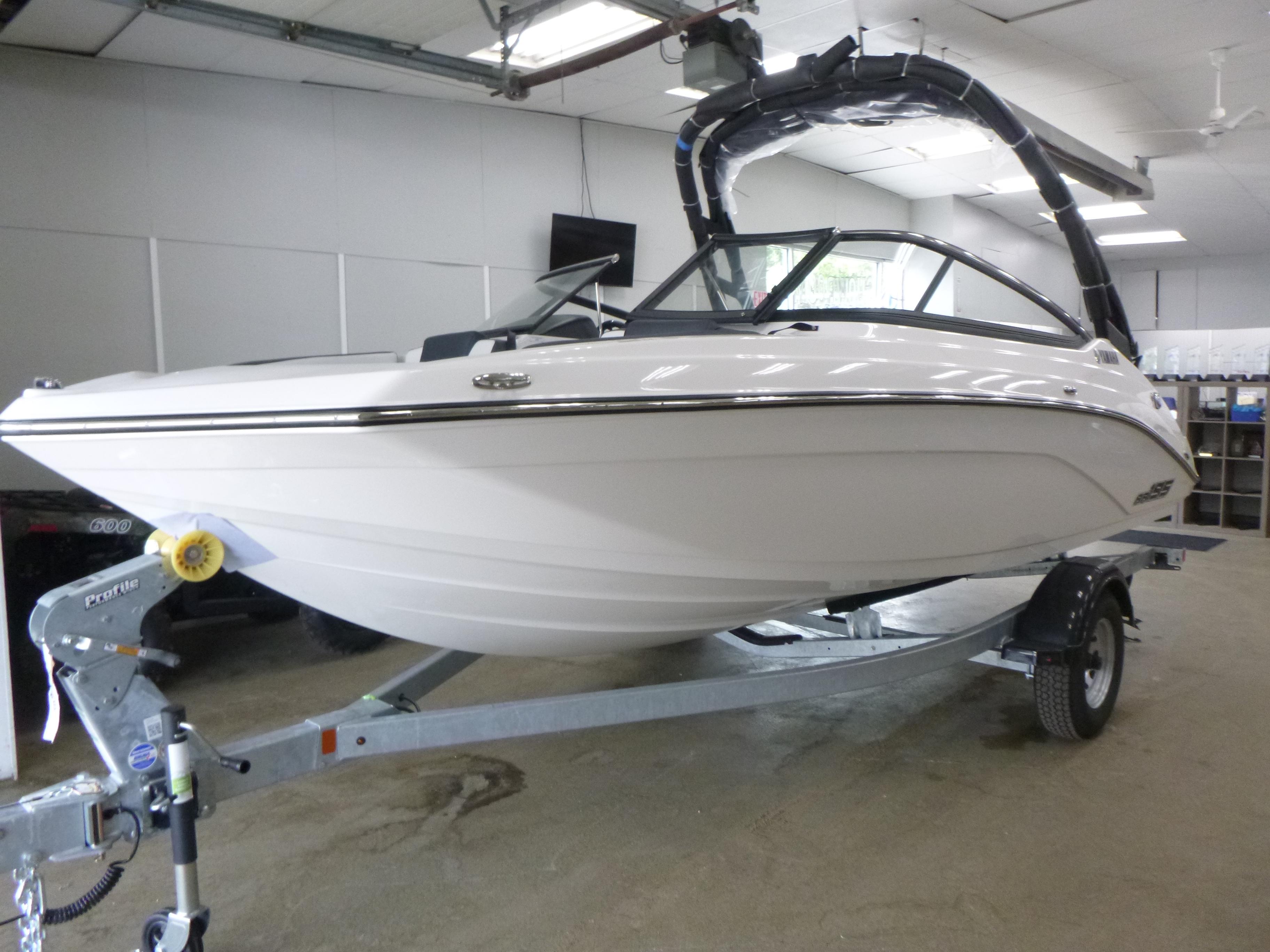 2025 Yamaha Boats AR195 on trailer in indoor showroom.