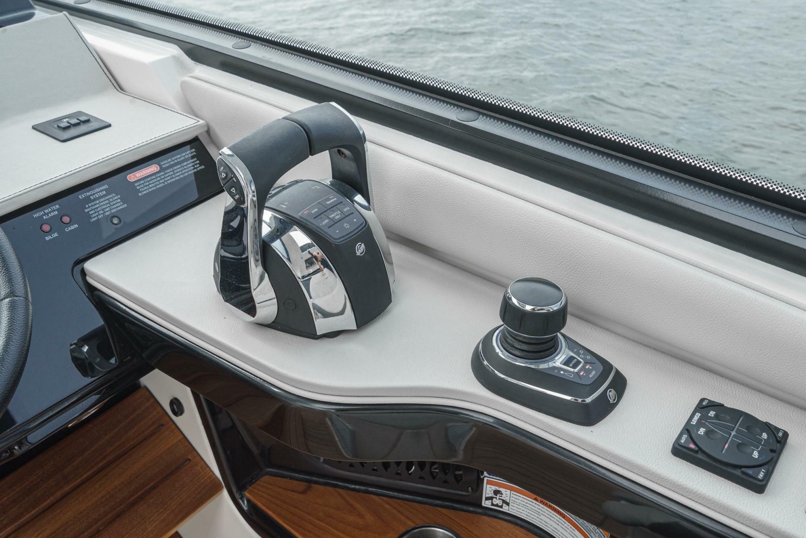 2022 Sea Ray 370 Sundancer - Image 8