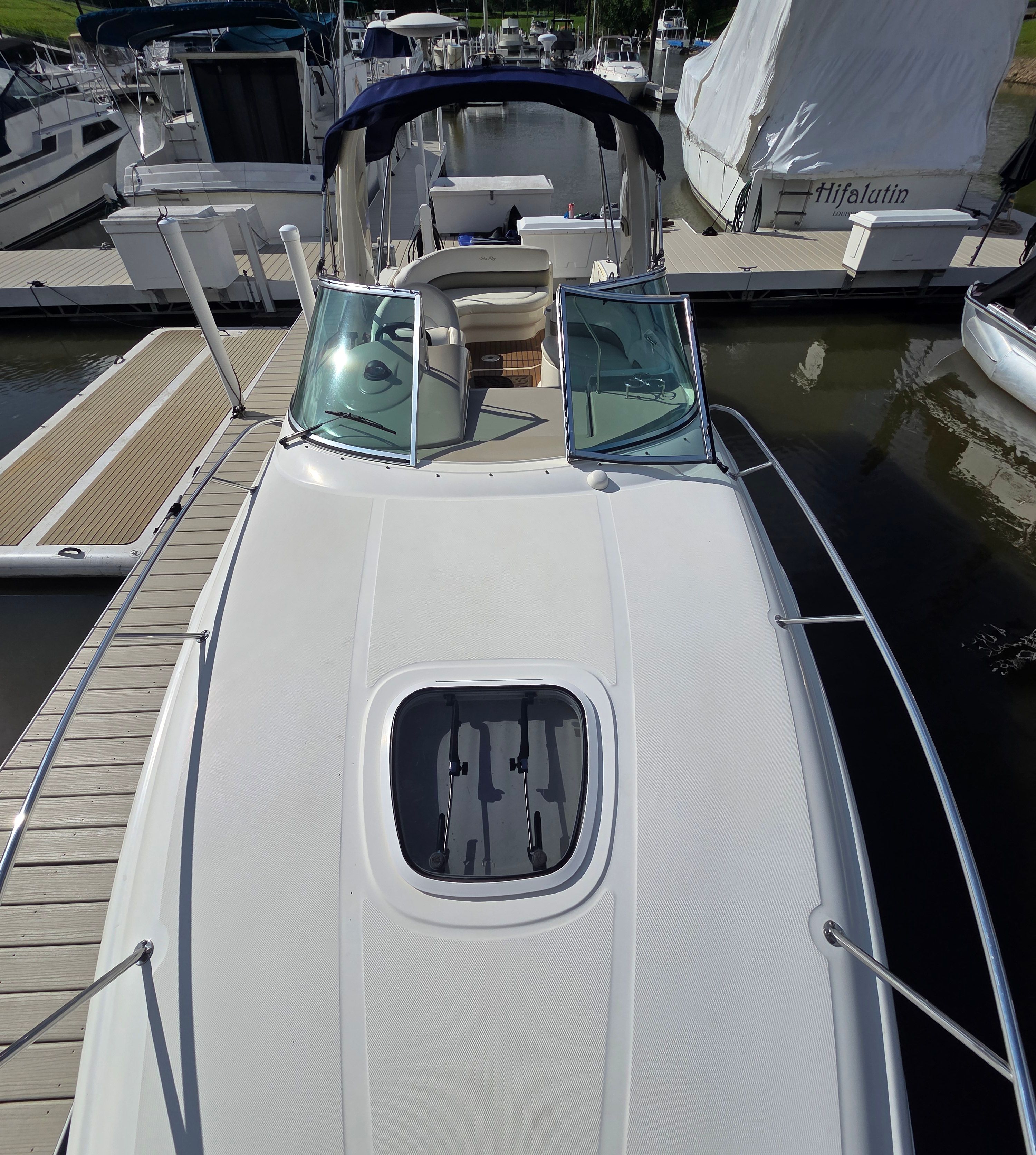 2005 Sea Ray Sundancer 260 docked at a marina.