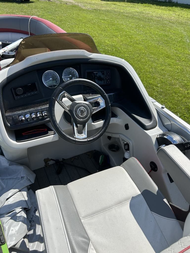 Interior view of 2023 Tahoe Pontoon Cascade Quad Lounger helm.