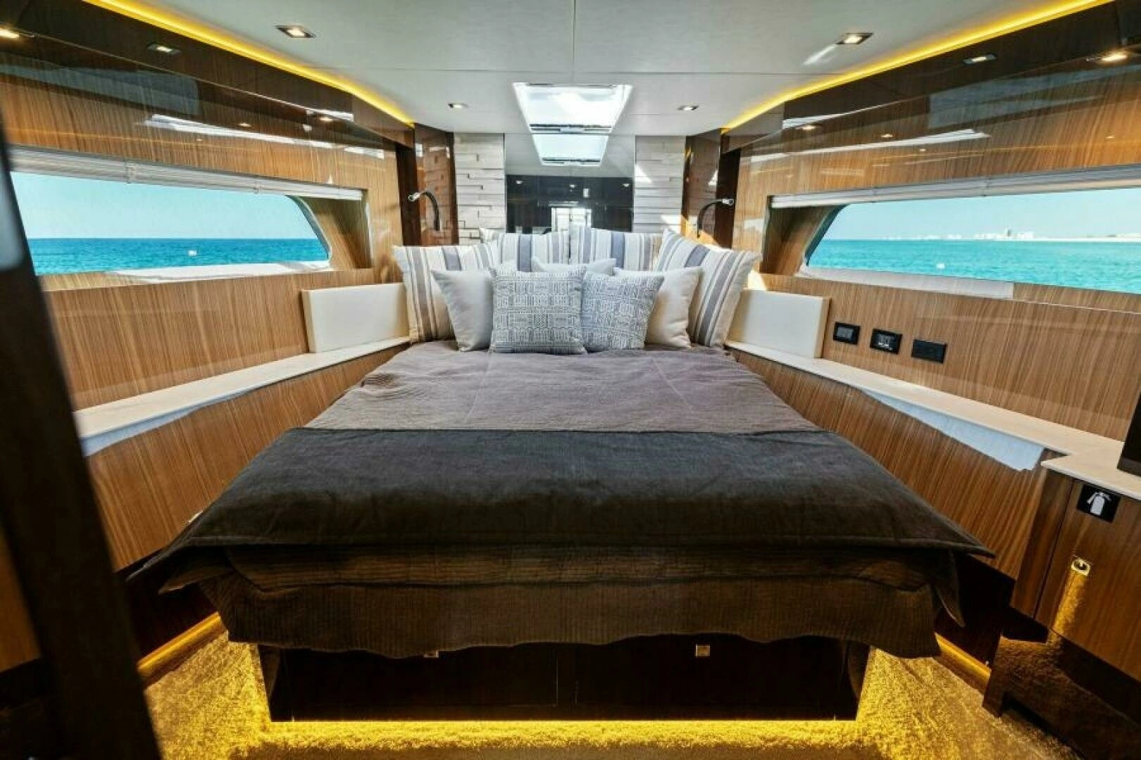 2023 Cruisers Yachts 60 Cantius Fly - Image 26