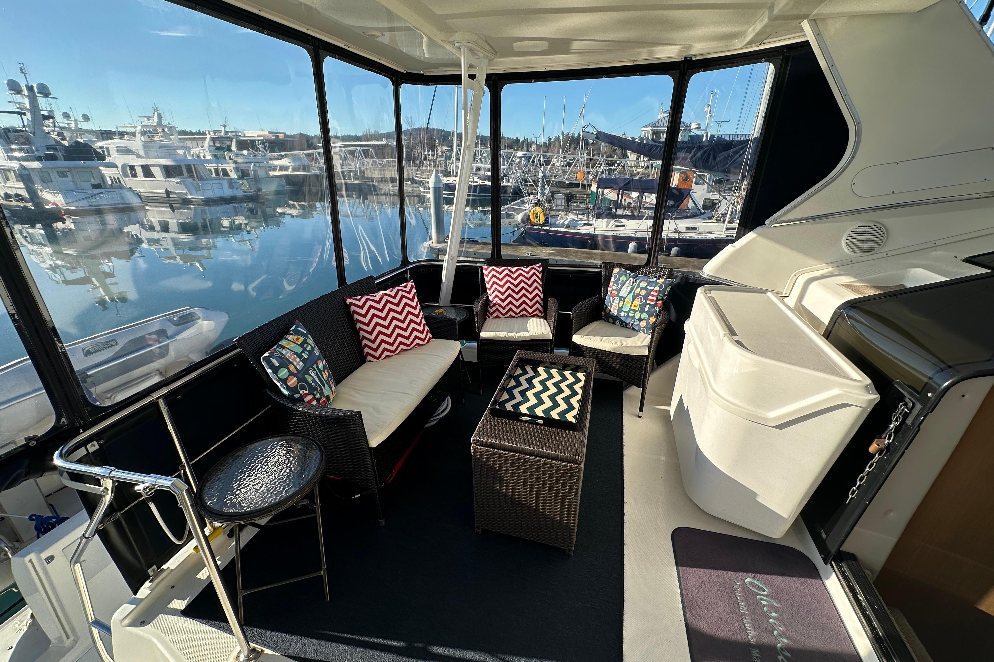 Bayliner 4087 Aft Cabin Motoryacht 2000 interior with cozy seating and marina view.